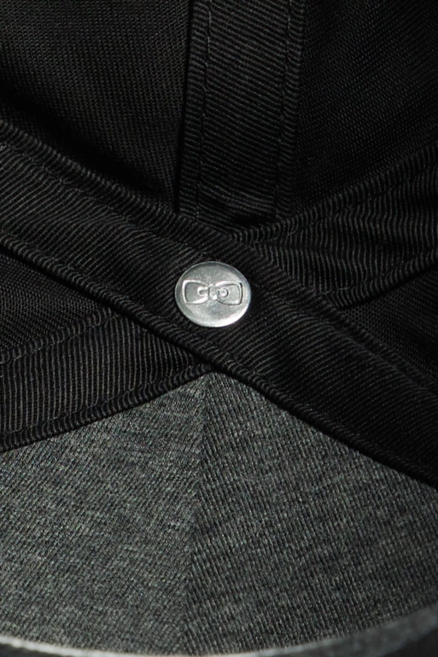 black_cotton_cap_with_ivory_embroidery_3.webp Eden Park Black cotton cap with ivory embroidery< Caps