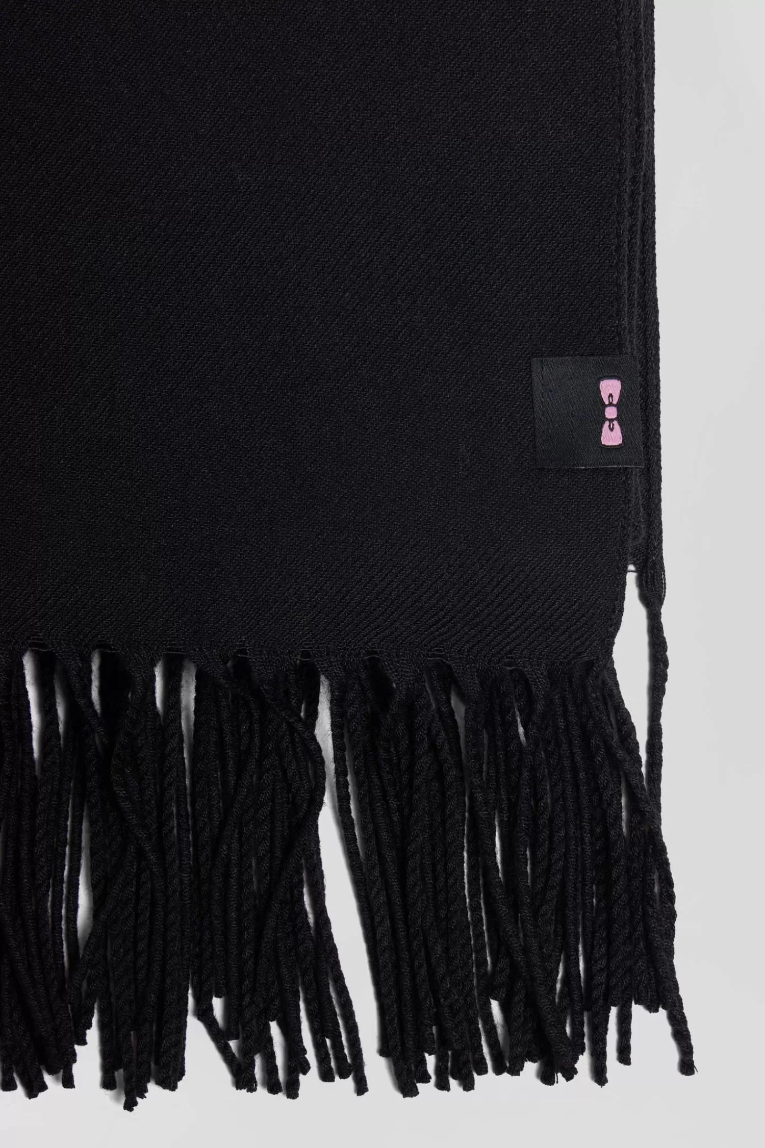 black_fringed_plain_scarf_2.webp Eden Park Black fringed plain scarf< Scarves And Wraps