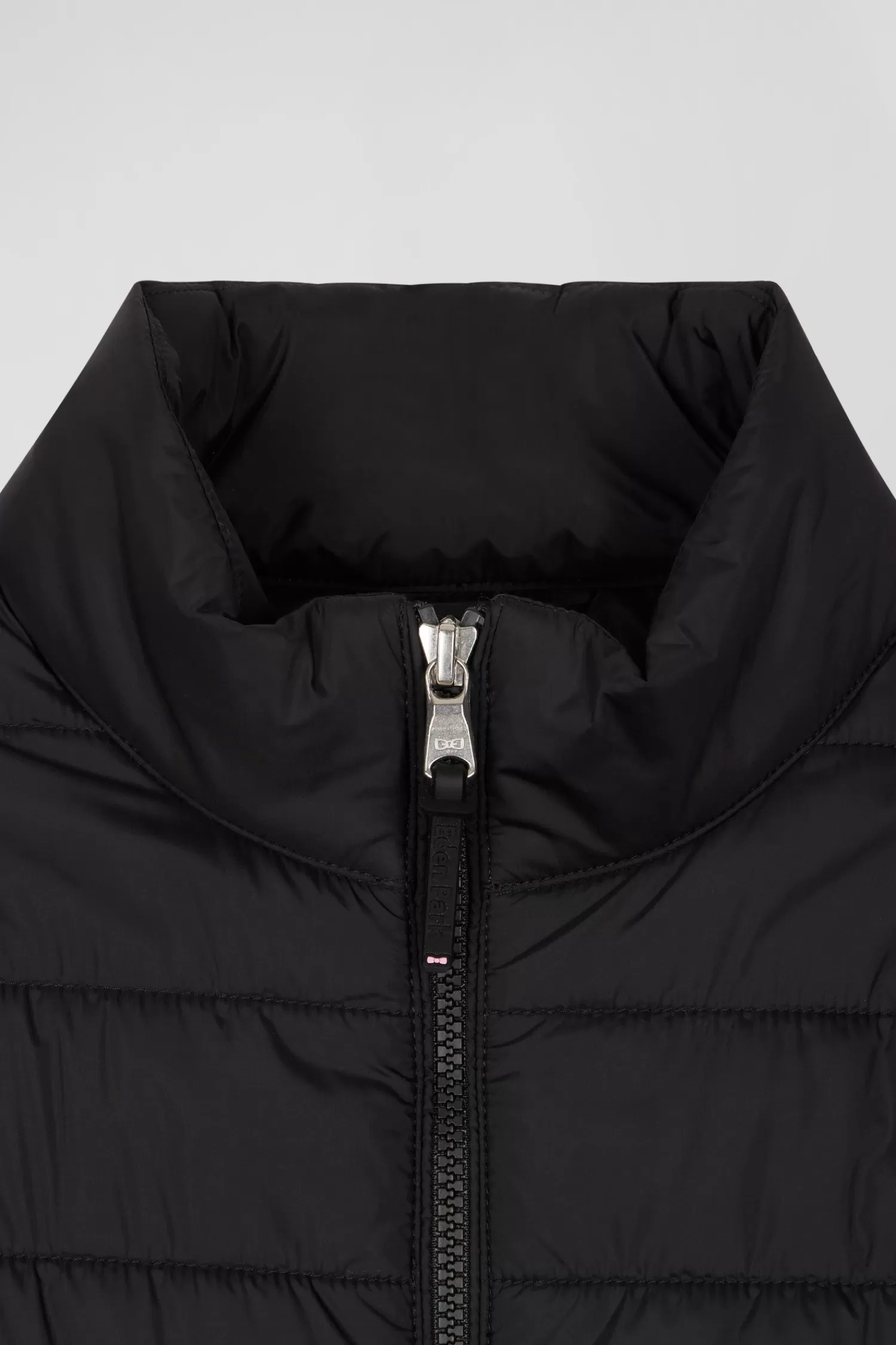 black_quilted_sleeveless_high_collar_down_vest_6.webp Eden Park Black quilted sleeveless high collar down vest< Coats And Jackets