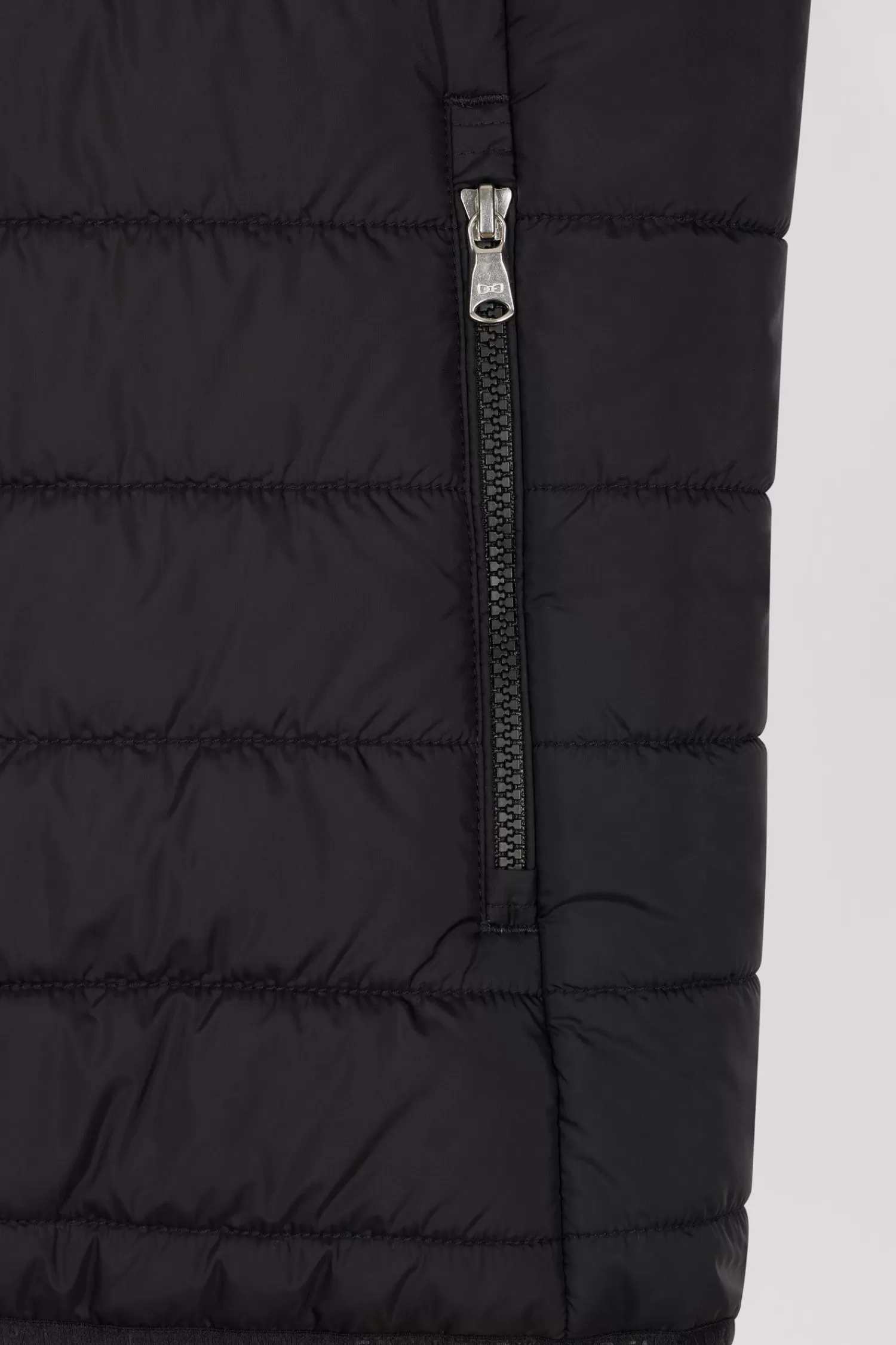 black_quilted_sleeveless_high_collar_down_vest_7.webp Eden Park Black quilted sleeveless high collar down vest< Coats And Jackets