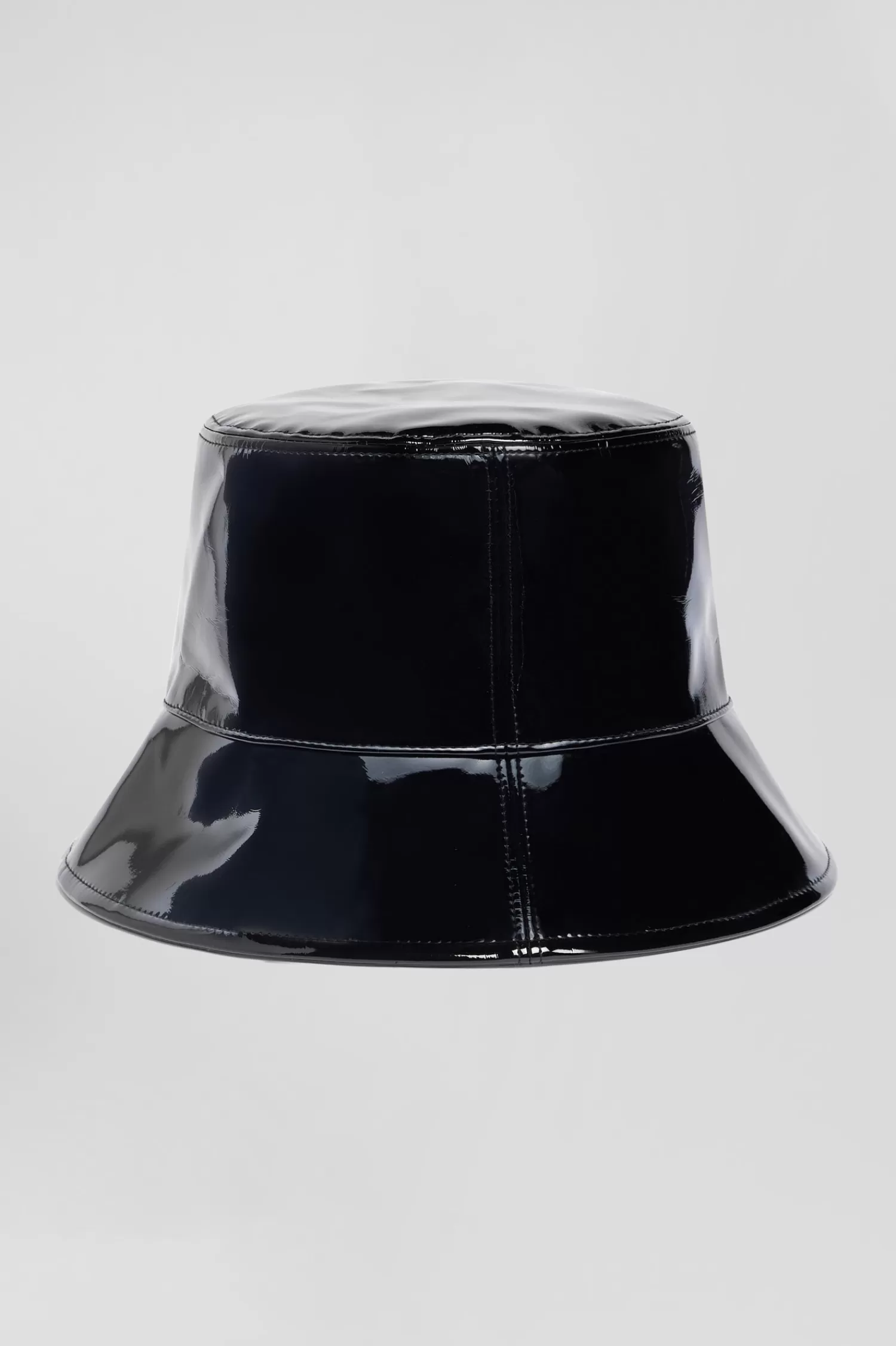 black_vinyl_bucket_hat_2.webp Eden Park Black vinyl bucket hat<Women Accessories