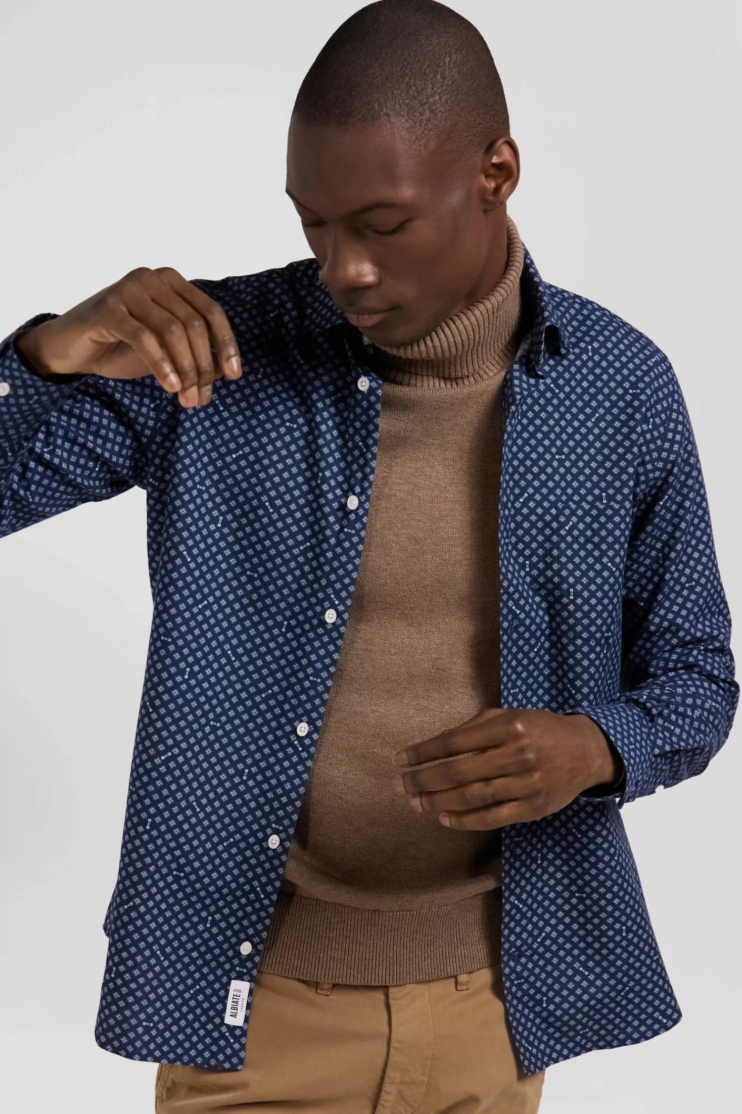 chemise_en_popeline_de_coton_indigo_imprim_graphique_coupe_slim_2.webp Eden Park Chemise en popeline de coton indigo imprimé graphique coupe Slim< Shirts