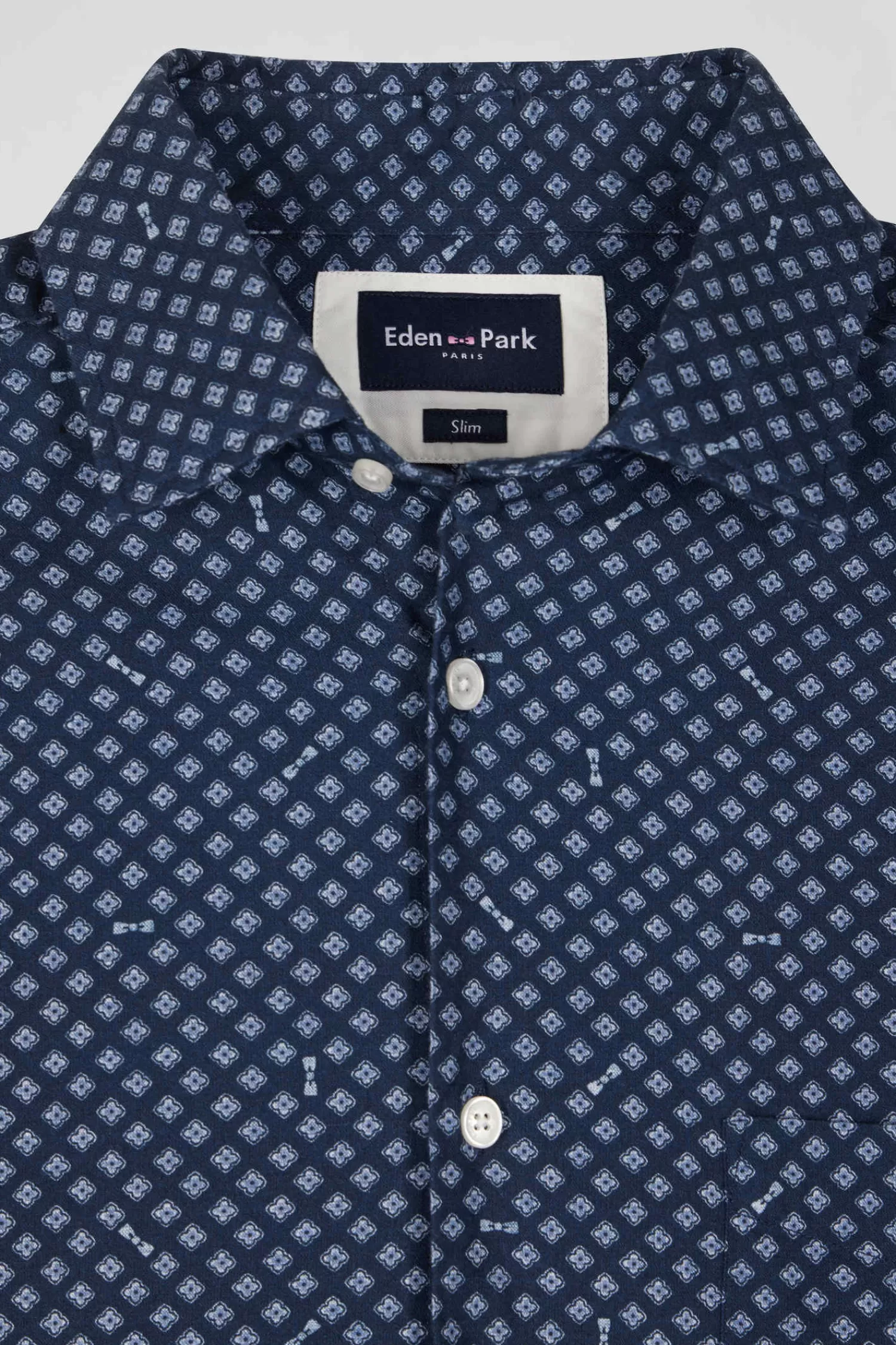 chemise_en_popeline_de_coton_indigo_imprim_graphique_coupe_slim_6.webp Eden Park Chemise en popeline de coton indigo imprimé graphique coupe Slim< Shirts