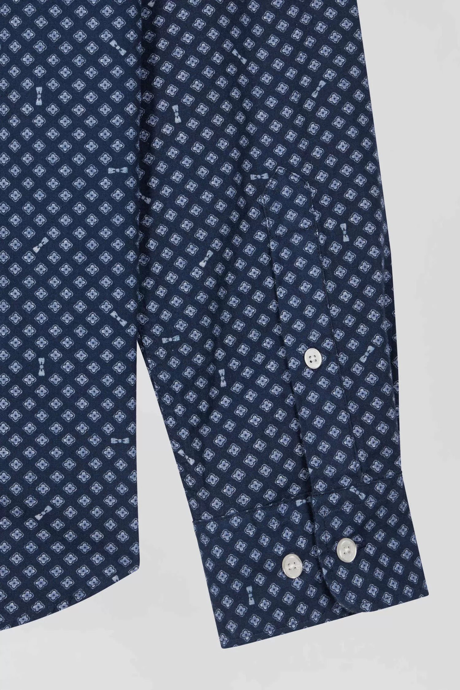 chemise_en_popeline_de_coton_indigo_imprim_graphique_coupe_slim_7.webp Eden Park Chemise en popeline de coton indigo imprimé graphique coupe Slim< Shirts