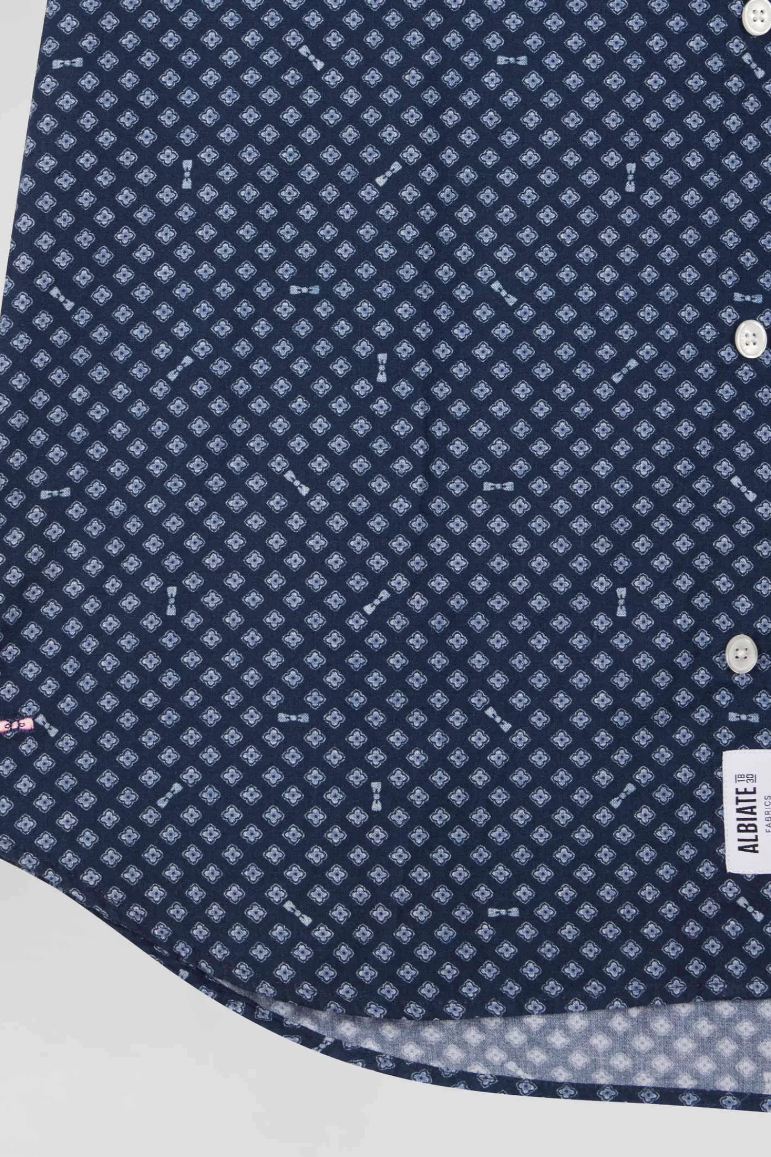 chemise_en_popeline_de_coton_indigo_imprim_graphique_coupe_slim_8.webp Eden Park Chemise en popeline de coton indigo imprimé graphique coupe Slim< Shirts