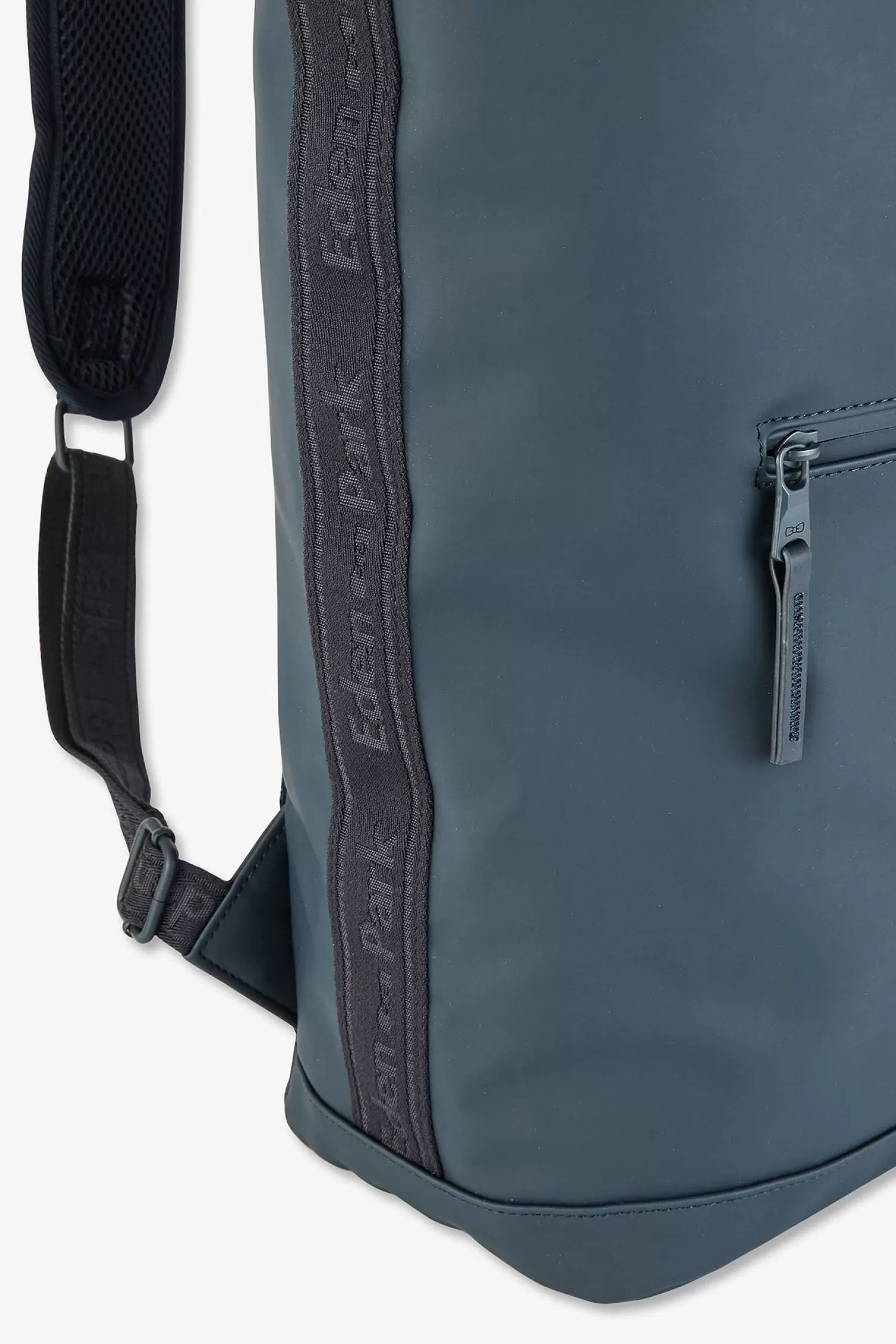 dark_blue_rubber_rucksack_4.webp Eden Park Dark blue rubber rucksack< Backpacks