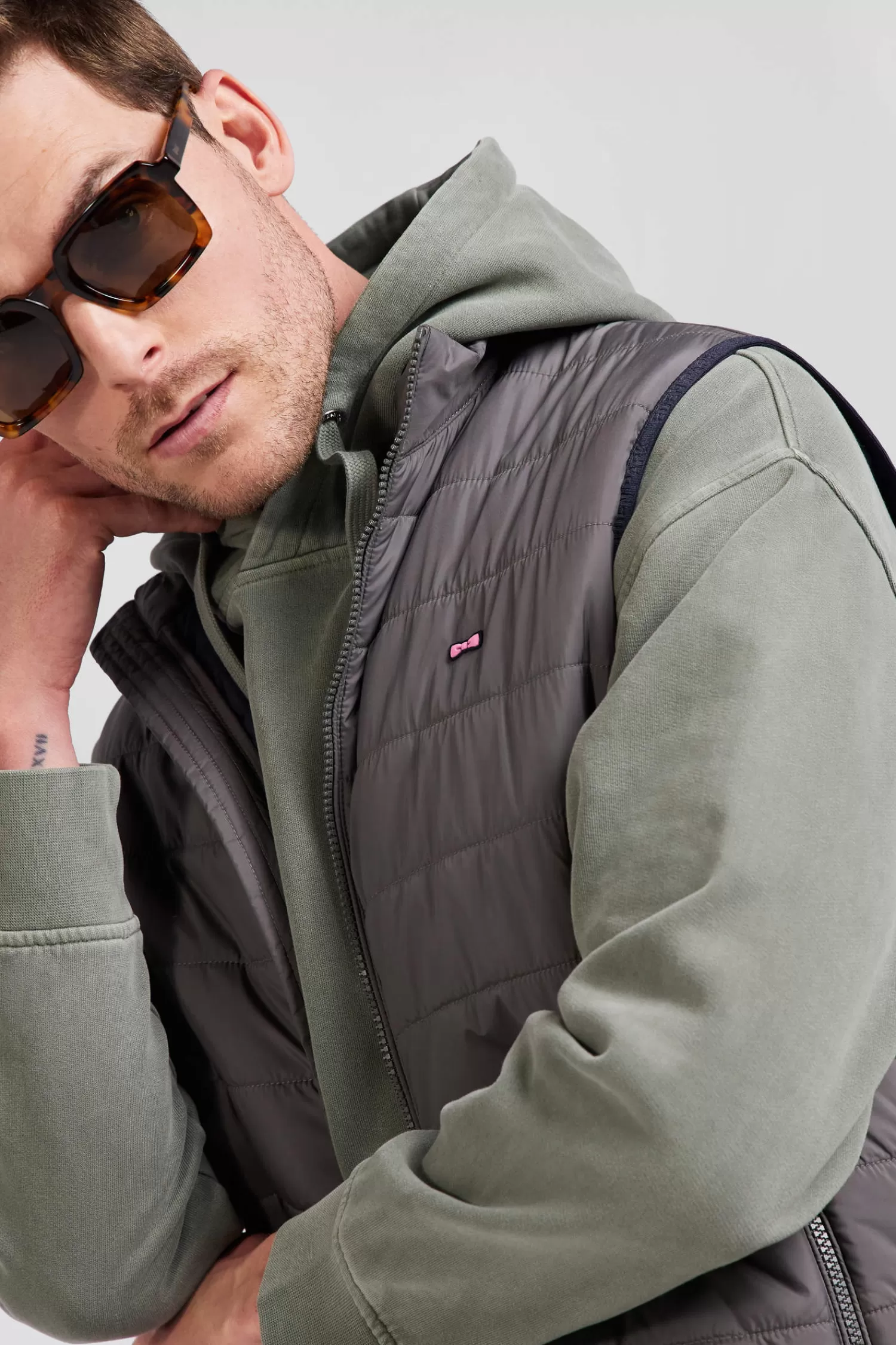 grey_quilted_sleeveless_high_collar_down_vest_2.webp Eden Park Grey quilted sleeveless high collar down vest< Coats And Jackets