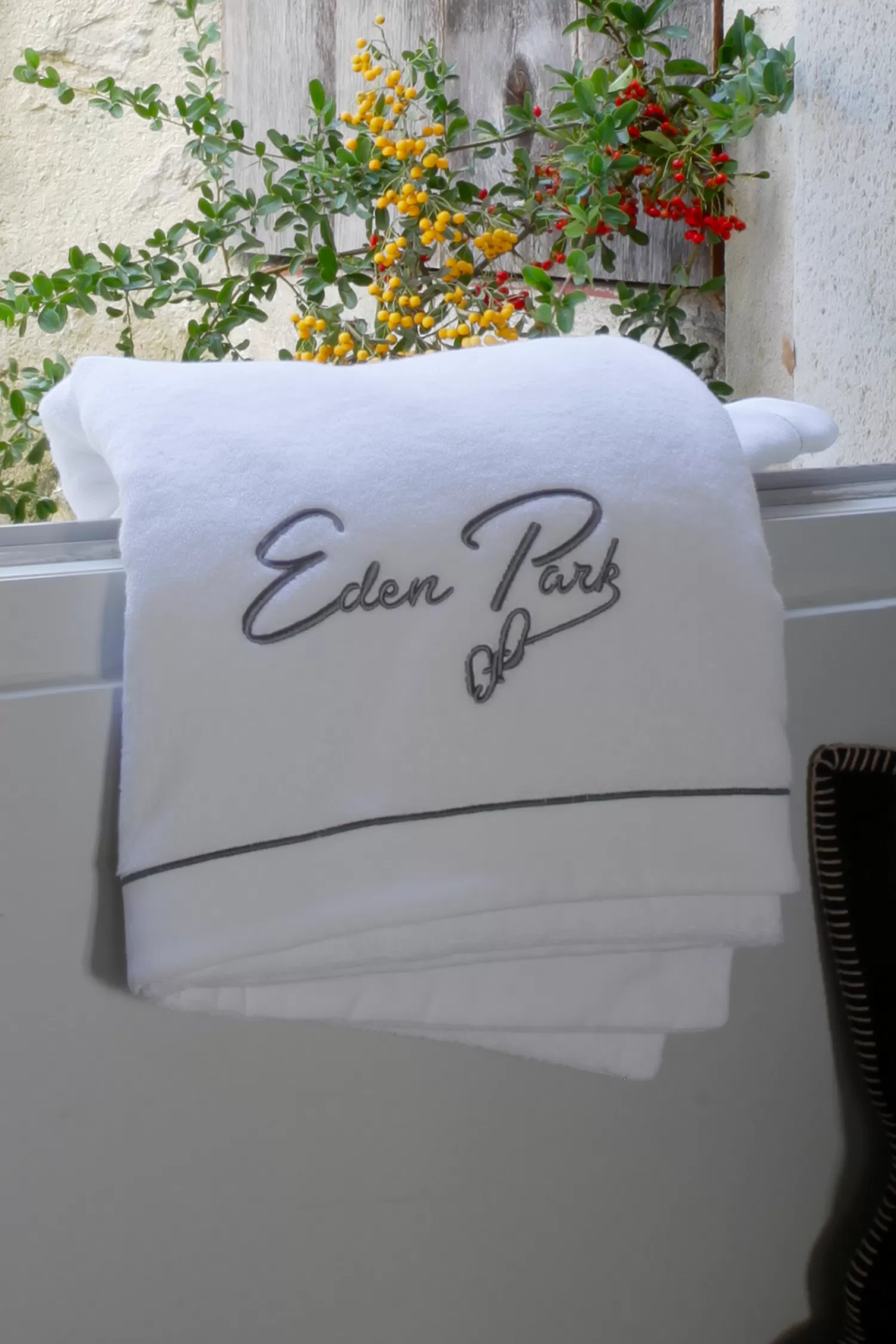 Eden Park Large bath towel with grey embroidery< Bath Towels