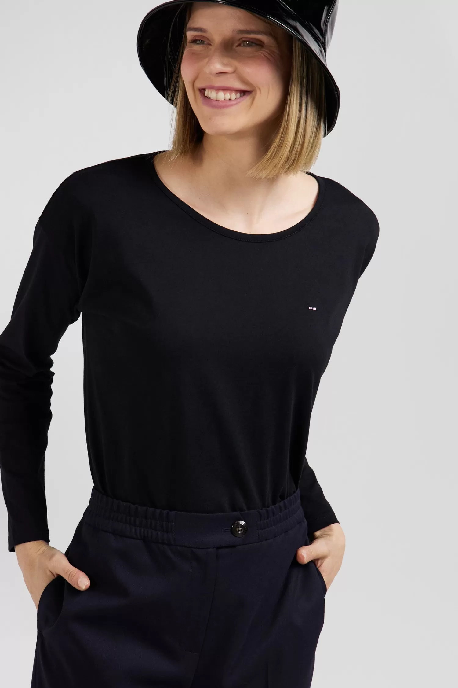 longsleeved_roundneck_tshirt_in_black_cotton_2.webp Eden Park Long-sleeved round-neck t-shirt in black cotton<Women T-shirts