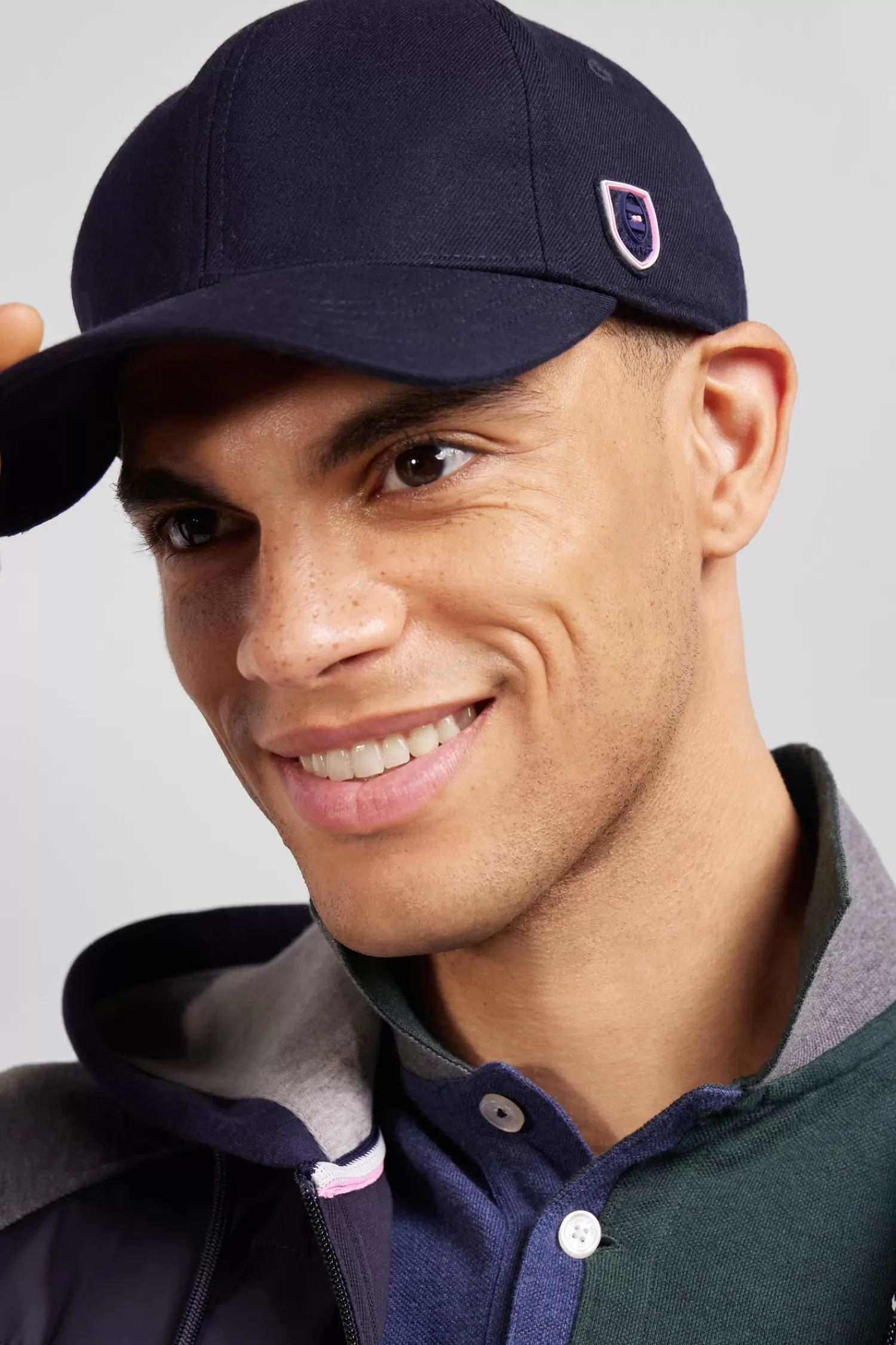 Eden Park Navy blue cap with rubber badge and tricolour trim< Caps