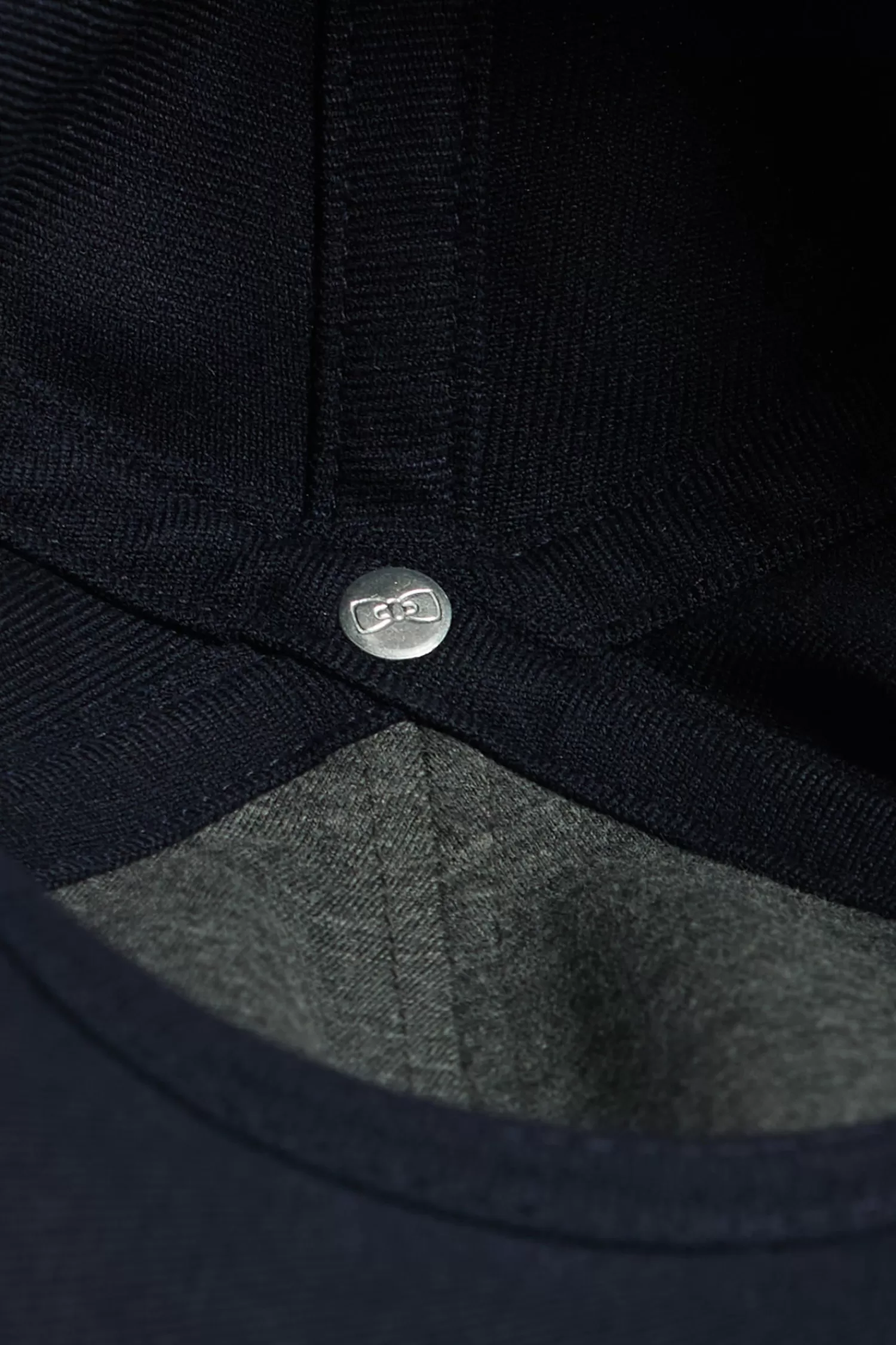 navy_blue_cap_with_rubber_badge_and_tricolour_trim_3.webp Eden Park Navy blue cap with rubber badge and tricolour trim< Caps