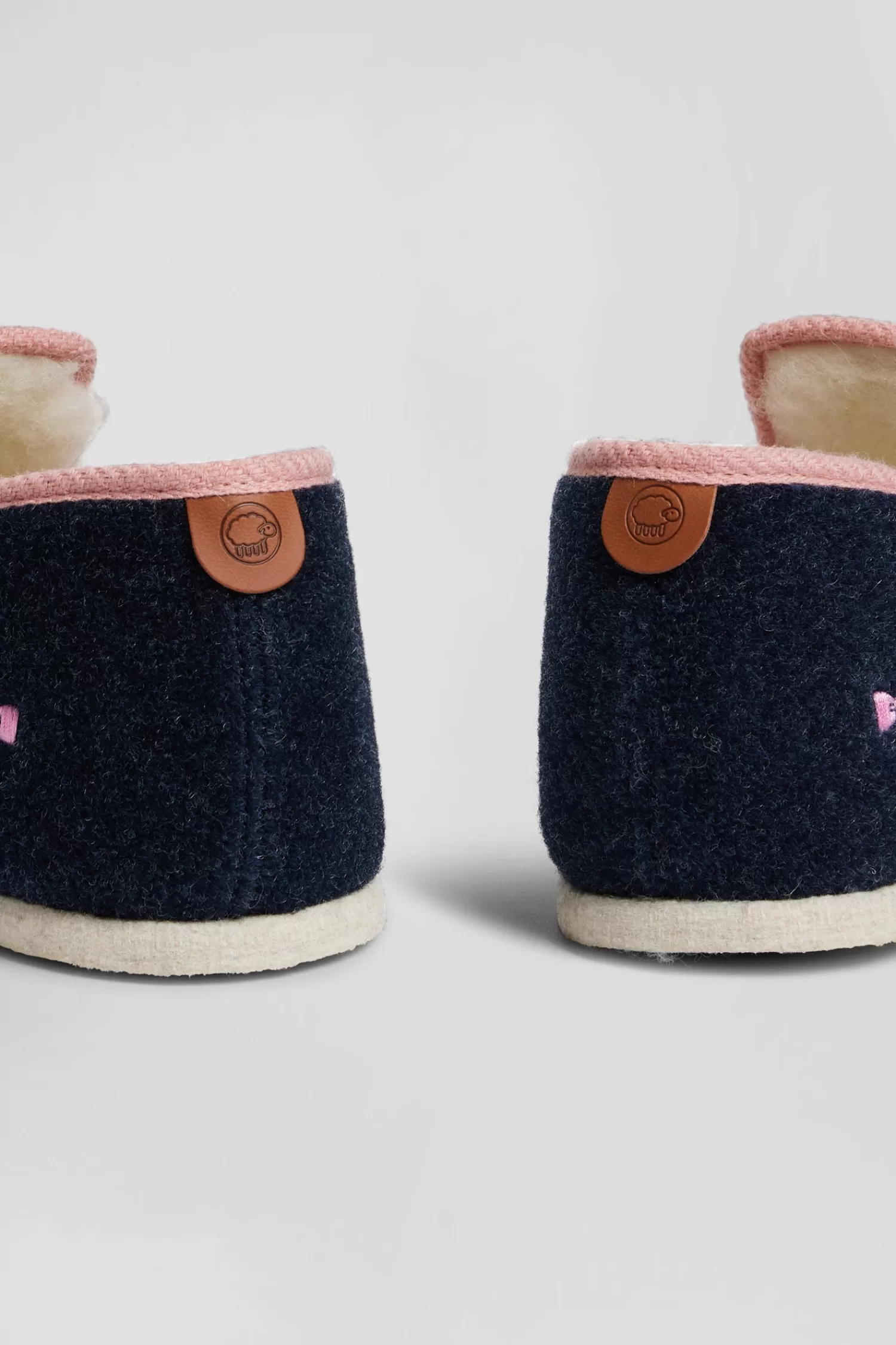 navy_blue_shearling_slippers_with_pink_trim_4.webp Eden Park Navy blue shearling slippers with pink trim< Slippers