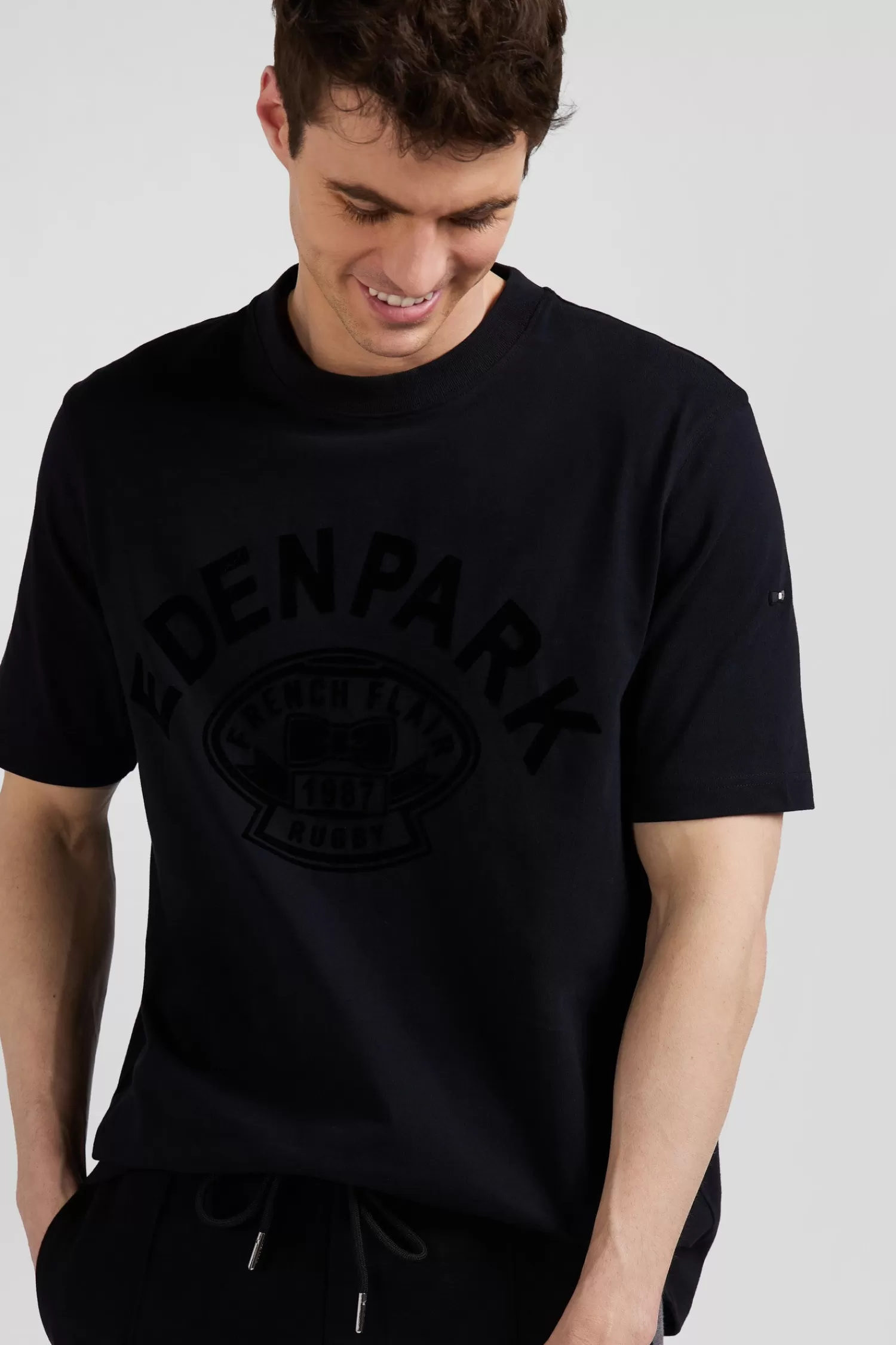 oversize_black_shortsleeved_cotton_tshirt_with_eden_park_rugby_print_2.webp Eden Park Oversize black short-sleeved cotton T-shirt with Rugby print< T-shirts