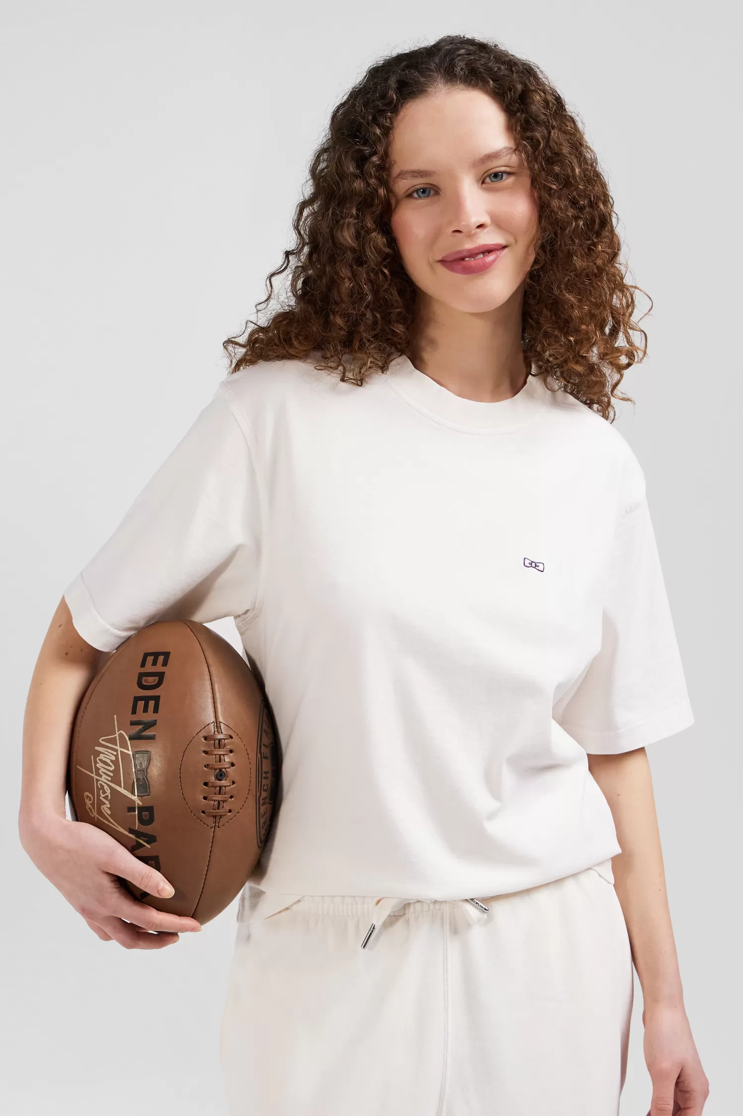 oversize_ecru_unisex_shortsleeved_tshirt_in_overdyed_cotton_4.webp Eden Park Oversize ecru unisex short-sleeved T-shirt in overdyed cotton<Women T-shirts | T-shirts