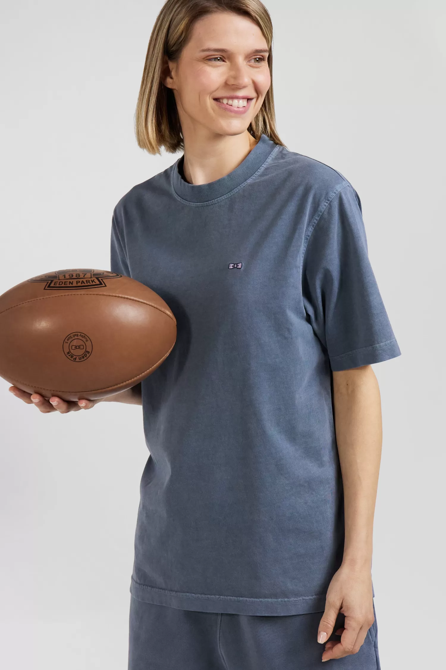 oversize_grey_unisex_shortsleeved_tshirt_in_overdyed_cotton_4.webp Eden Park Oversize grey unisex short-sleeved T-shirt in overdyed cotton<Women T-shirts | T-shirts