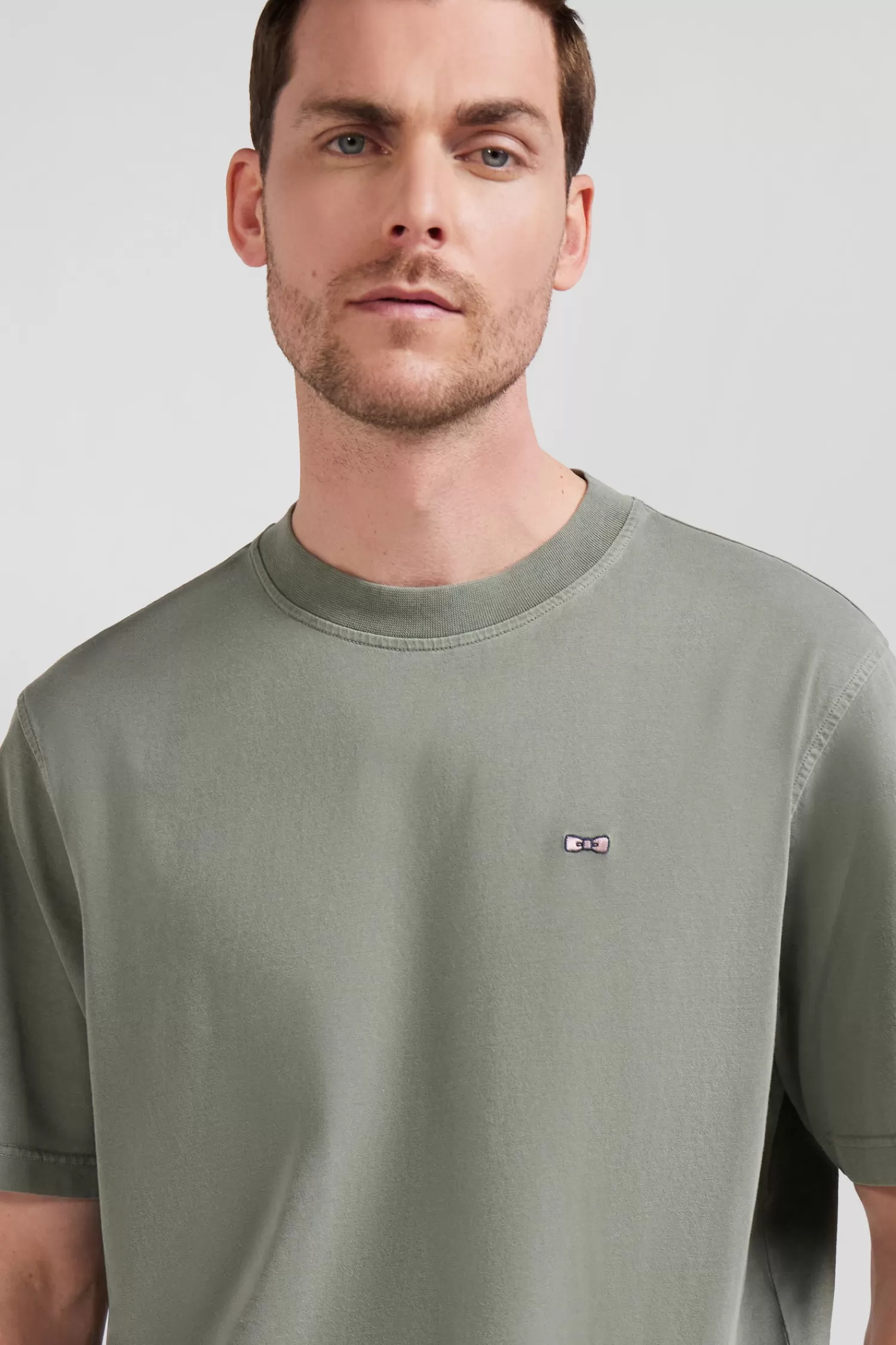 oversize_khaki_unisex_shortsleeved_tshirt_in_overdyed_cotton_3.webp Eden Park Oversize khaki unisex short-sleeved T-shirt in overdyed cotton<Women T-shirts | T-shirts