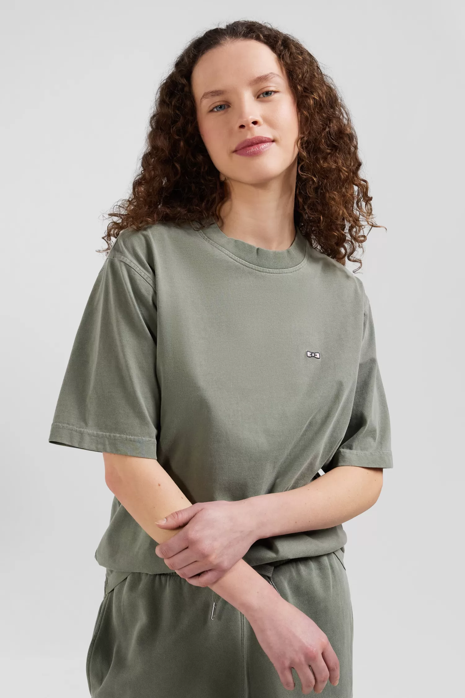 oversize_khaki_unisex_shortsleeved_tshirt_in_overdyed_cotton_4.webp Eden Park Oversize khaki unisex short-sleeved T-shirt in overdyed cotton<Women T-shirts | T-shirts