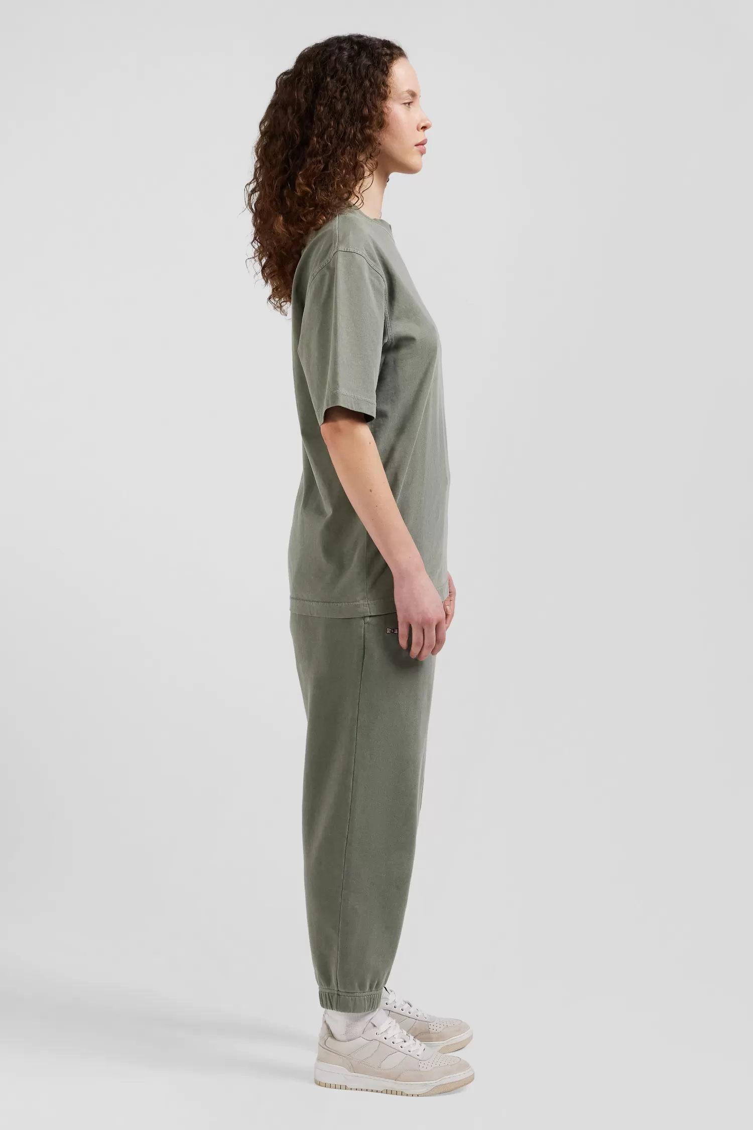 oversize_khaki_unisex_shortsleeved_tshirt_in_overdyed_cotton_7.webp Eden Park Oversize khaki unisex short-sleeved T-shirt in overdyed cotton<Women T-shirts | T-shirts