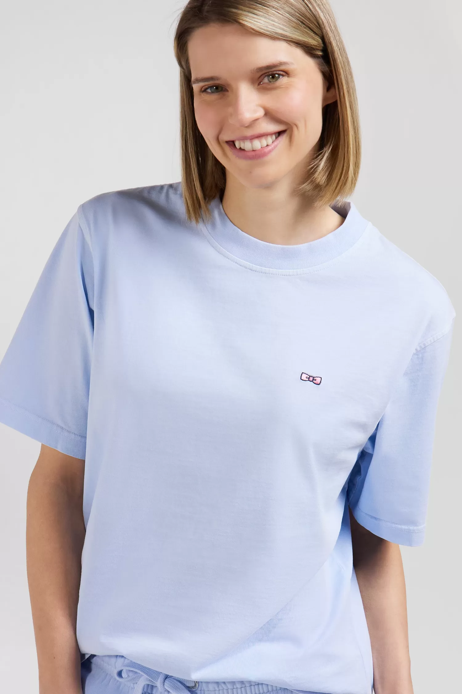oversize_sky_blue_unisex_shortsleeved_tshirt_in_overdyed_cotton_4.webp Eden Park Oversize sky blue unisex short-sleeved T-shirt in overdyed cotton<Women T-shirts | T-shirts