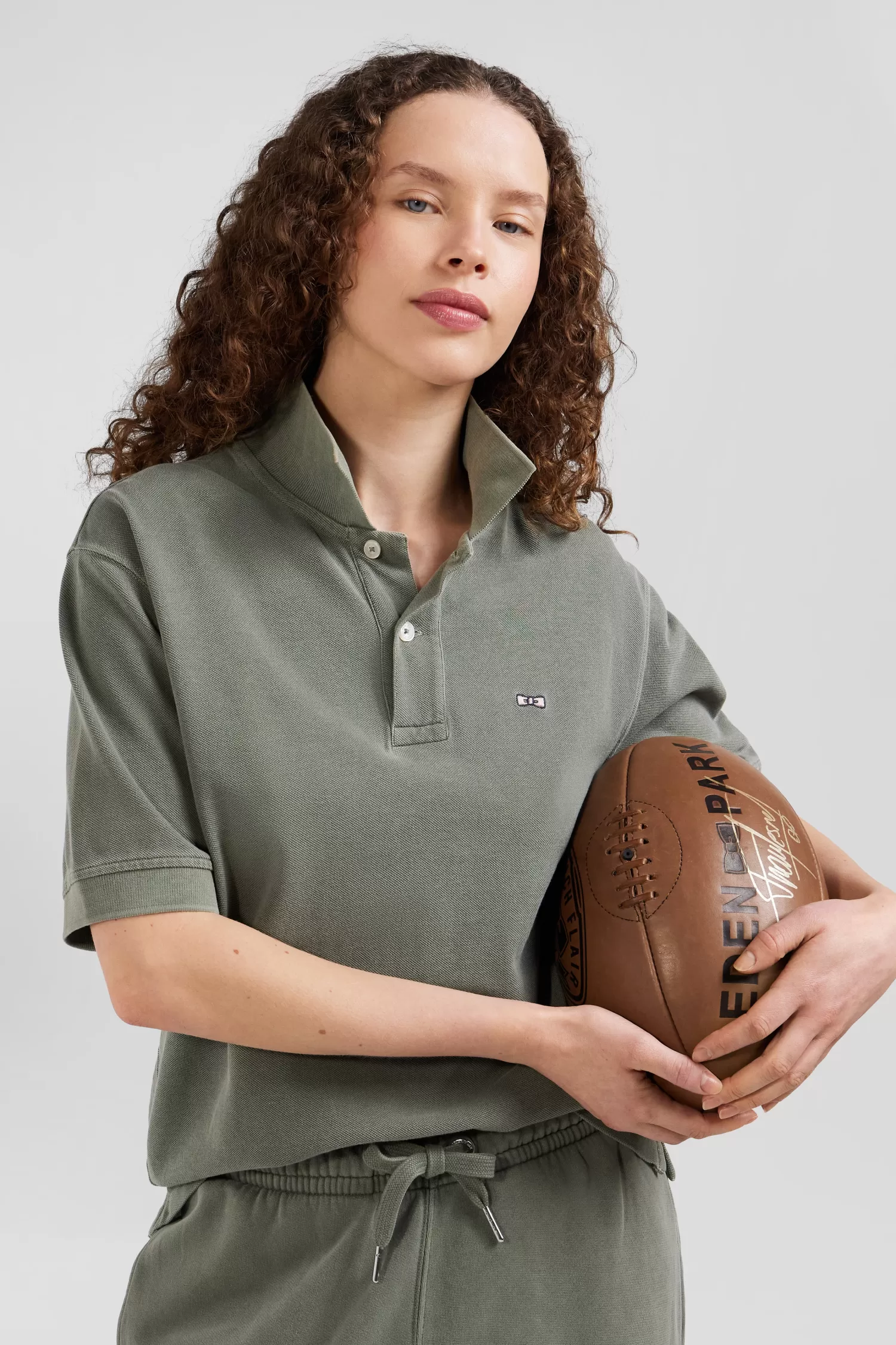 oversized_khaki_unisex_shortsleeved_cotton_piqu_polo_shirt_4.webp Eden Park Oversized khaki unisex short-sleeved cotton piqué polo shirt<Women Polos | Polos