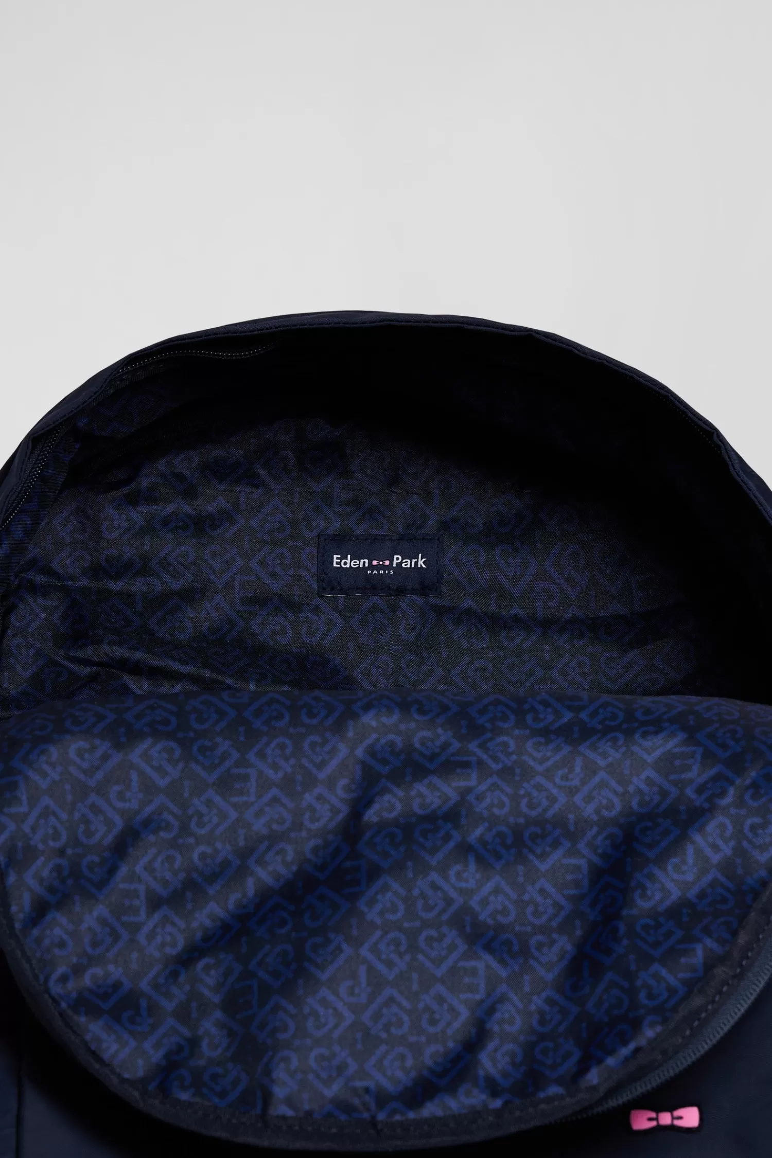 plain_navy_blue_backpack_with_eden_park_lettering_3.webp Eden Park Plain navy blue backpack with lettering< Backpacks