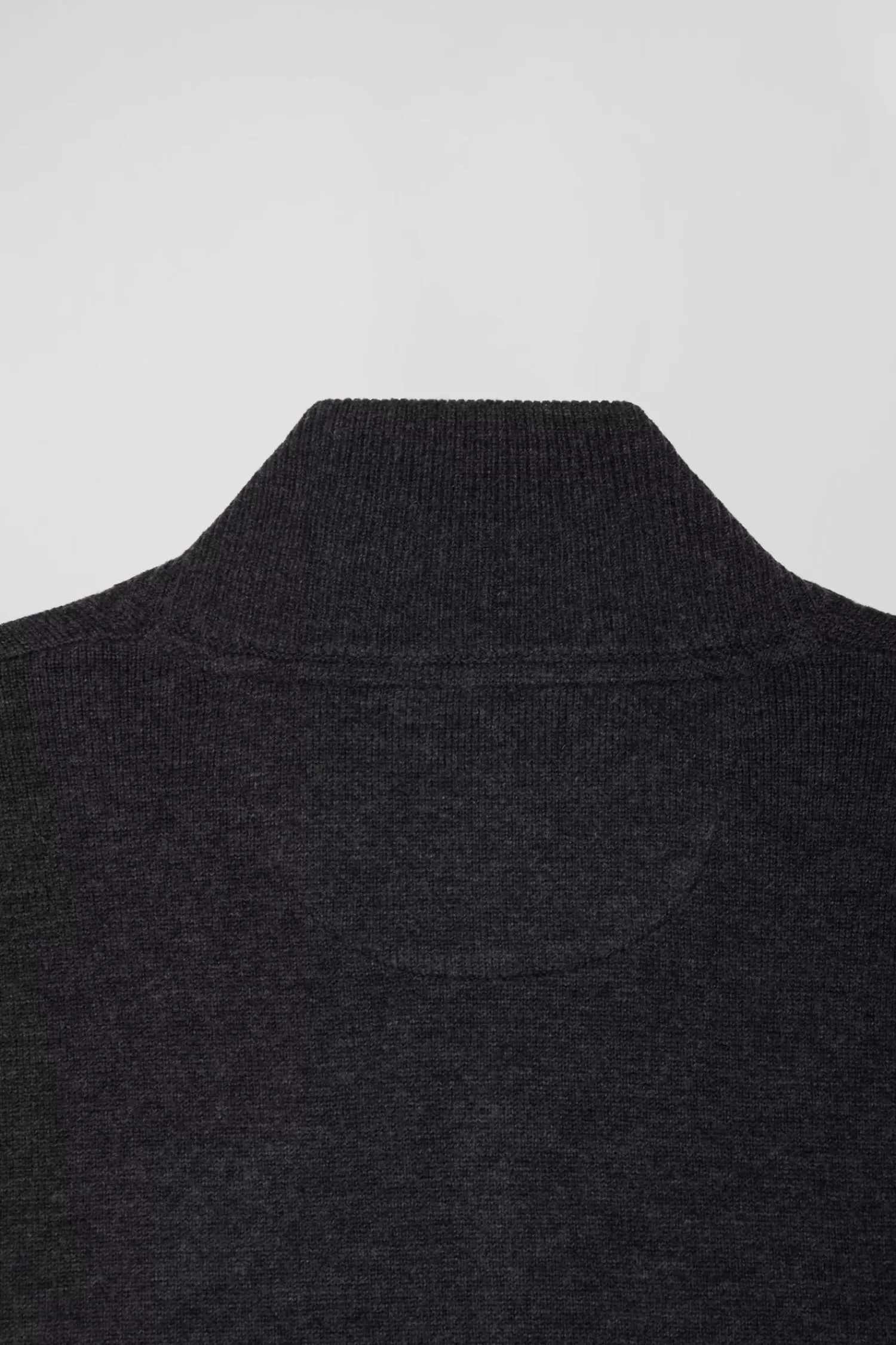 regular_anthracite_grey_semizipped_wool_and_cotton_jumper_8.webp Eden Park Regular anthracite grey semi-zipped wool and cotton jumper< Sweaters