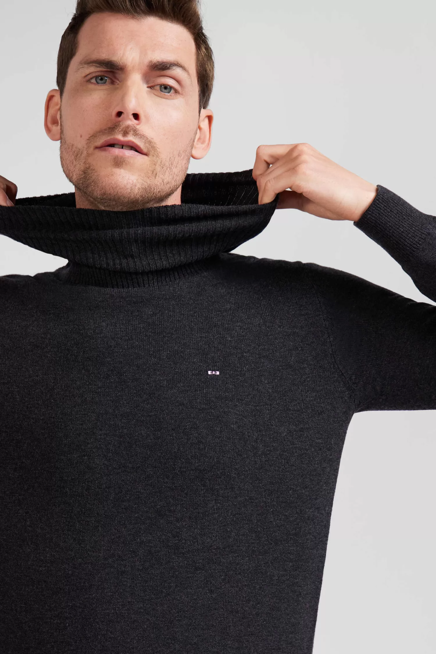 regular_anthracite_grey_wool_and_cotton_turtleneck_jumper_2.webp Eden Park Regular anthracite grey wool and cotton turtleneck jumper< Sweaters
