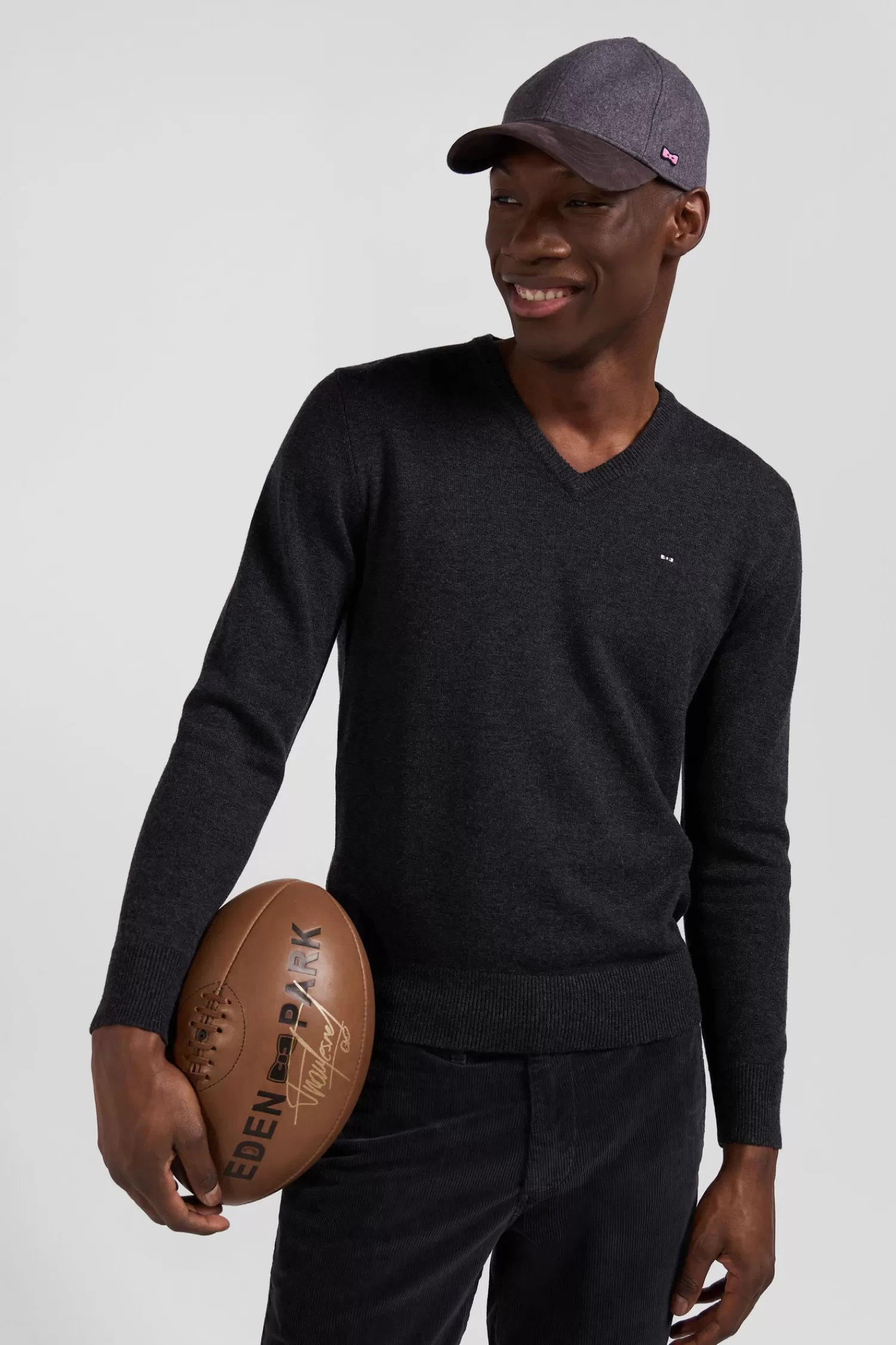 regular_anthracite_grey_wool_and_cotton_vneck_jumper_with_striped_details_2.webp Eden Park Regular anthracite grey wool and cotton V-neck jumper with striped details< Sweaters