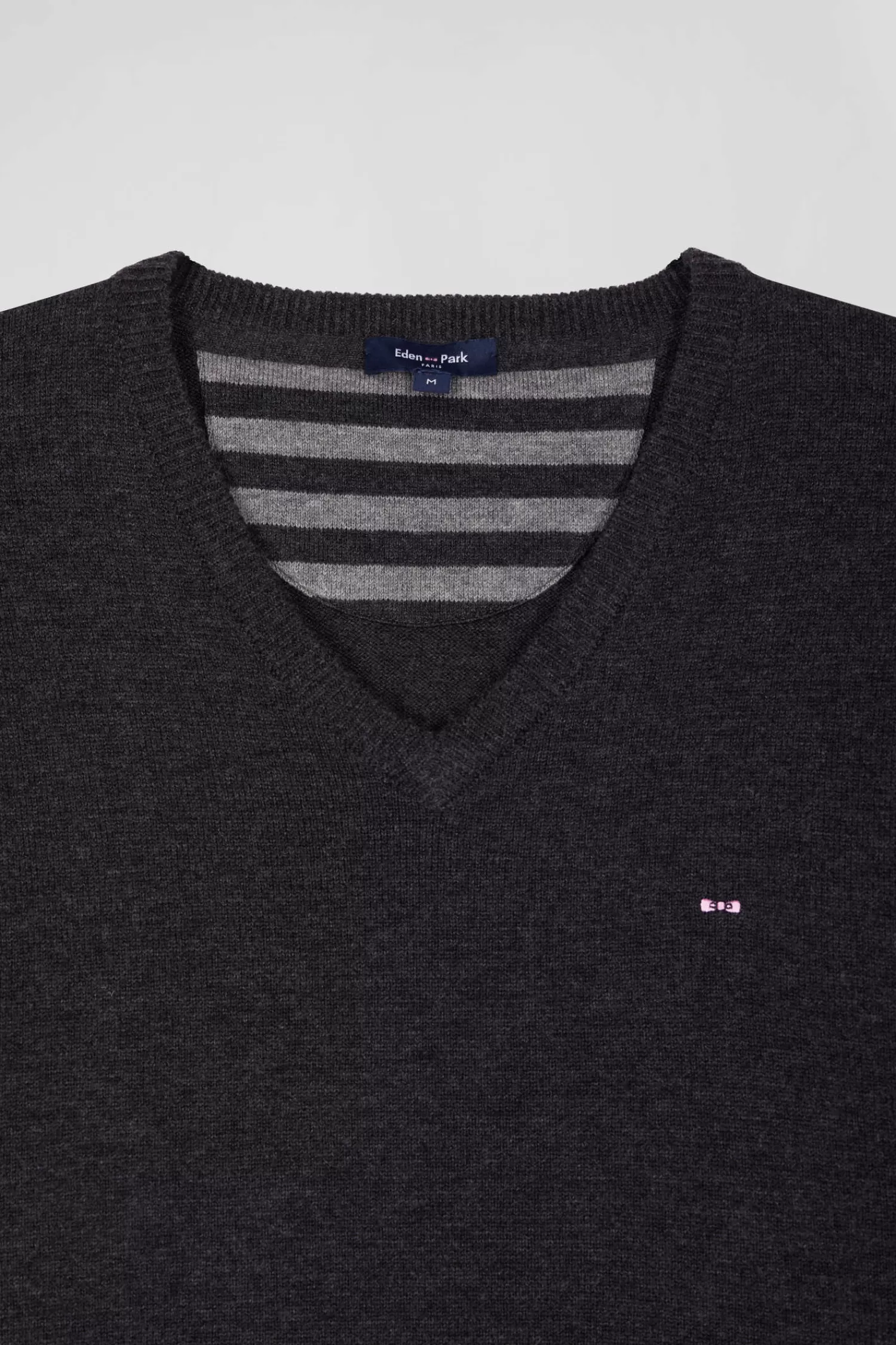 regular_anthracite_grey_wool_and_cotton_vneck_jumper_with_striped_details_6.webp Eden Park Regular anthracite grey wool and cotton V-neck jumper with striped details< Sweaters