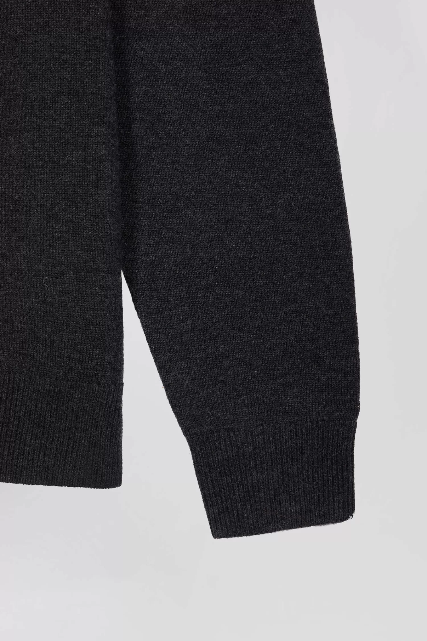 regular_anthracite_grey_wool_and_cotton_vneck_jumper_with_striped_details_7.webp Eden Park Regular anthracite grey wool and cotton V-neck jumper with striped details< Sweaters