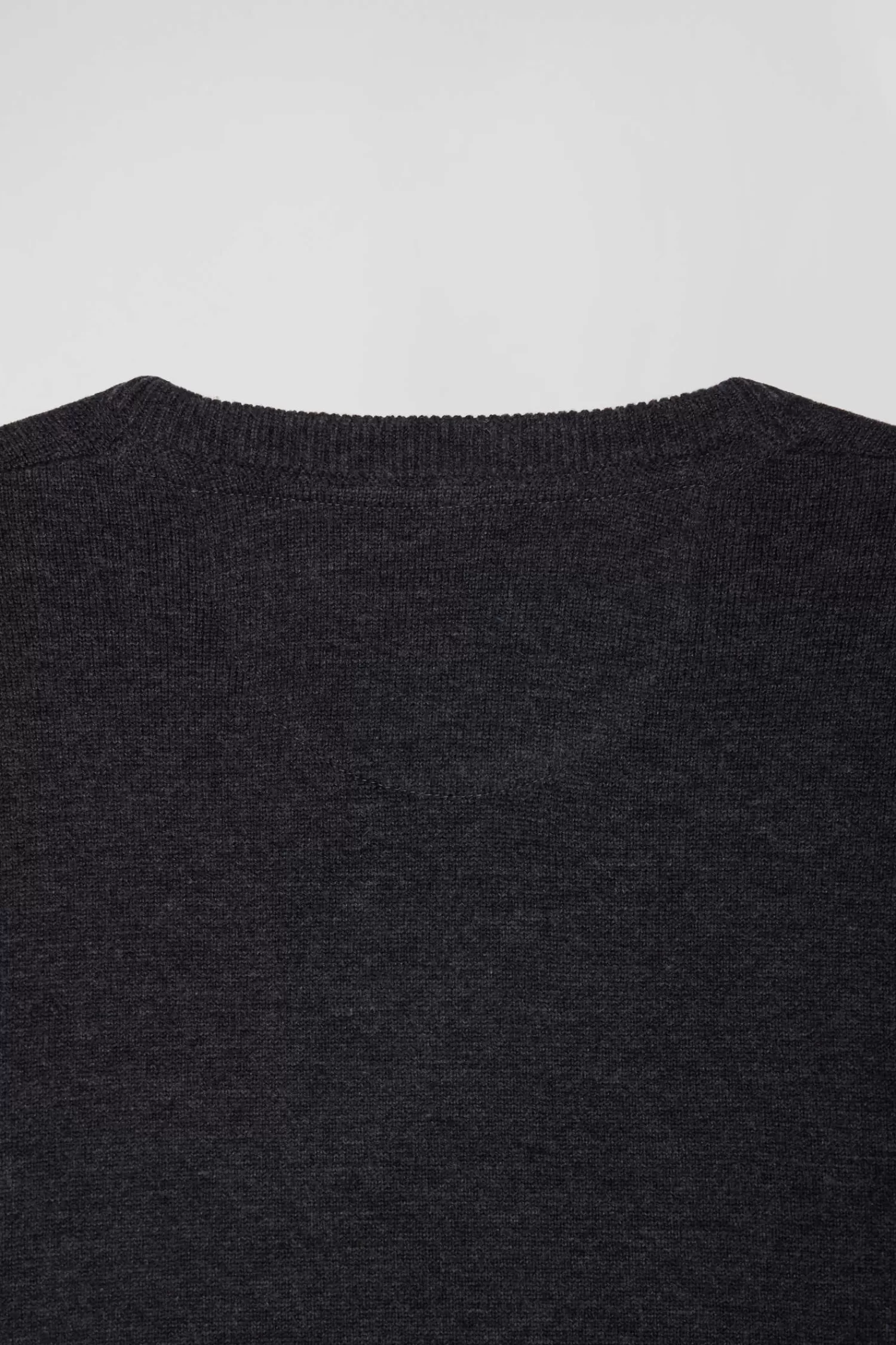 regular_anthracite_grey_wool_and_cotton_vneck_jumper_with_striped_details_8.webp Eden Park Regular anthracite grey wool and cotton V-neck jumper with striped details< Sweaters