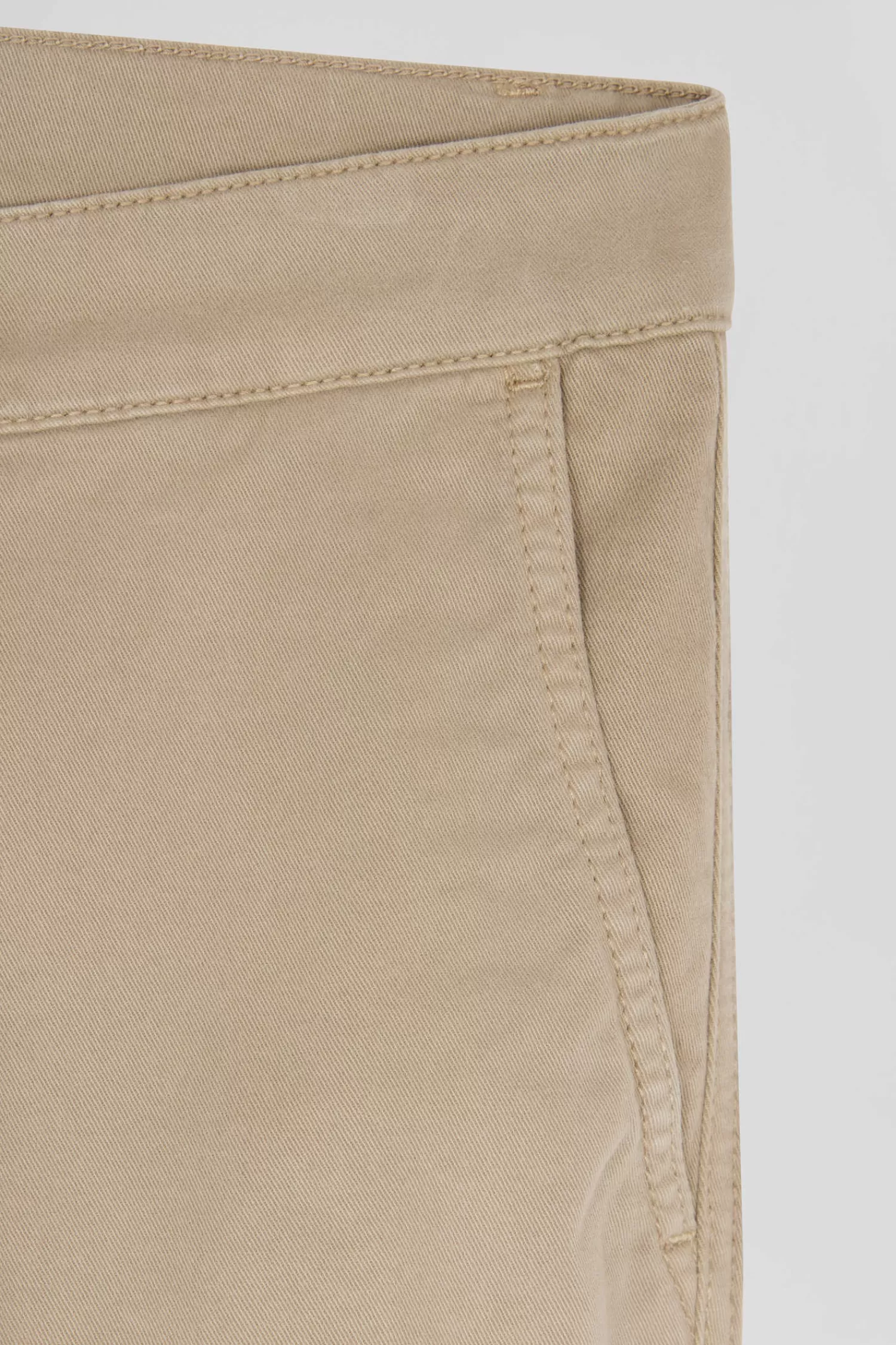 regular_beige_chino_trousers_in_stretch_cotton_gabardine_7.webp Eden Park Regular beige chino trousers in stretch cotton gabardine< Pants