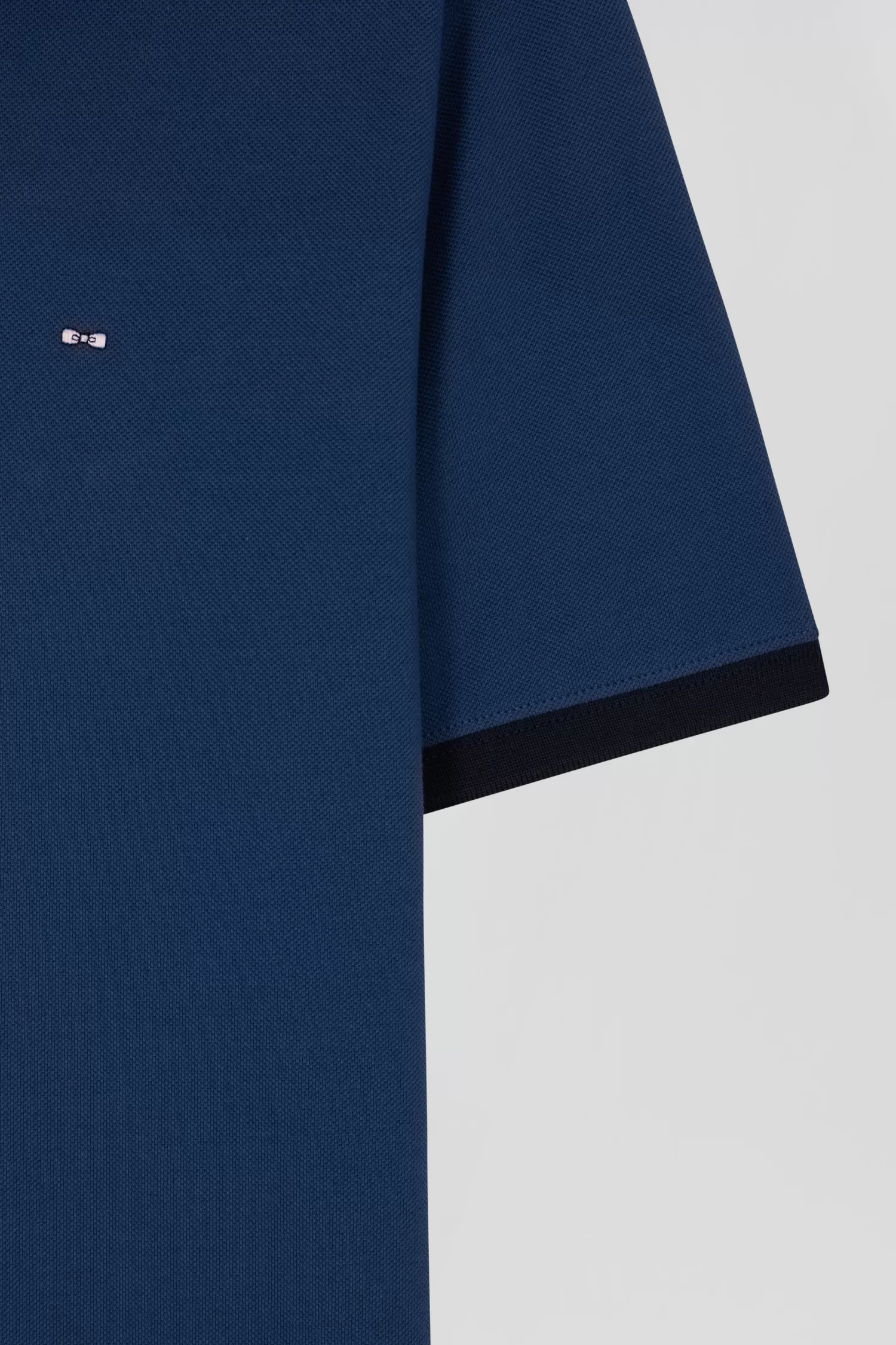 regular_blue_shortsleeved_cotton_piqu_polo_shirt_with_contrasting_details_3.webp Eden Park Regular blue short-sleeved cotton piqué polo shirt with contrasting details< Polos