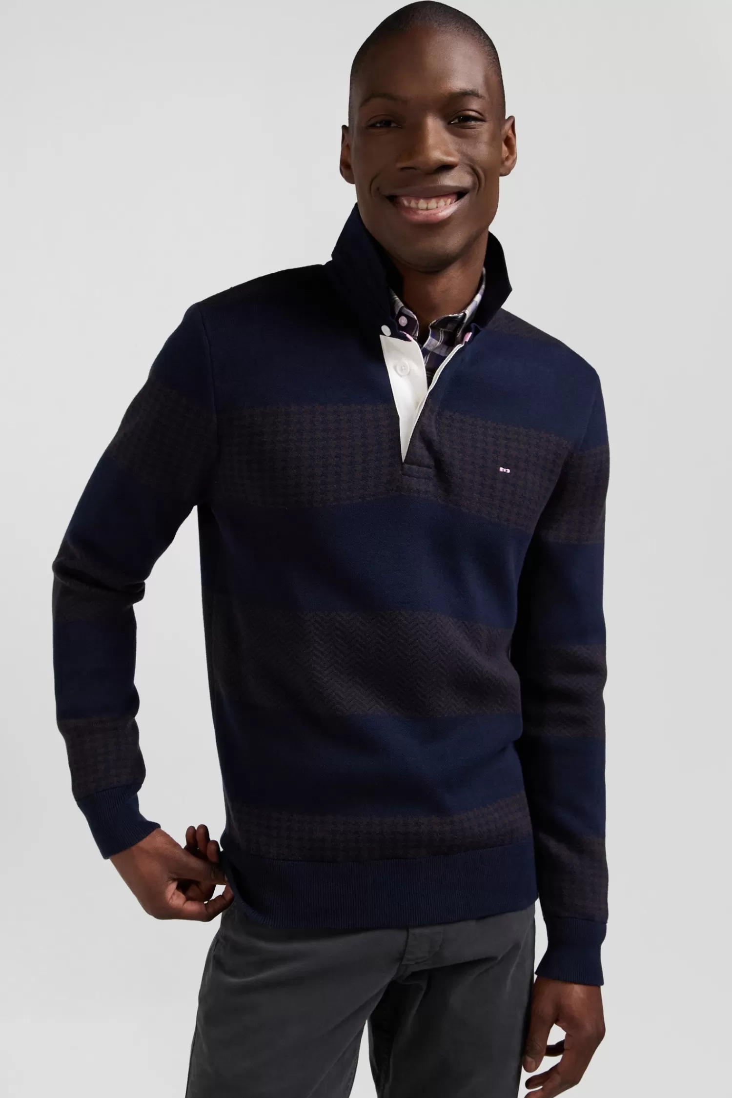 regular_brown_striped_cotton_jumper_with_houndstooth_jacquard_and_rugby_shirt_collar_2.webp Eden Park Regular brown striped cotton jumper with houndstooth jacquard and rugby shirt collar< Sweaters