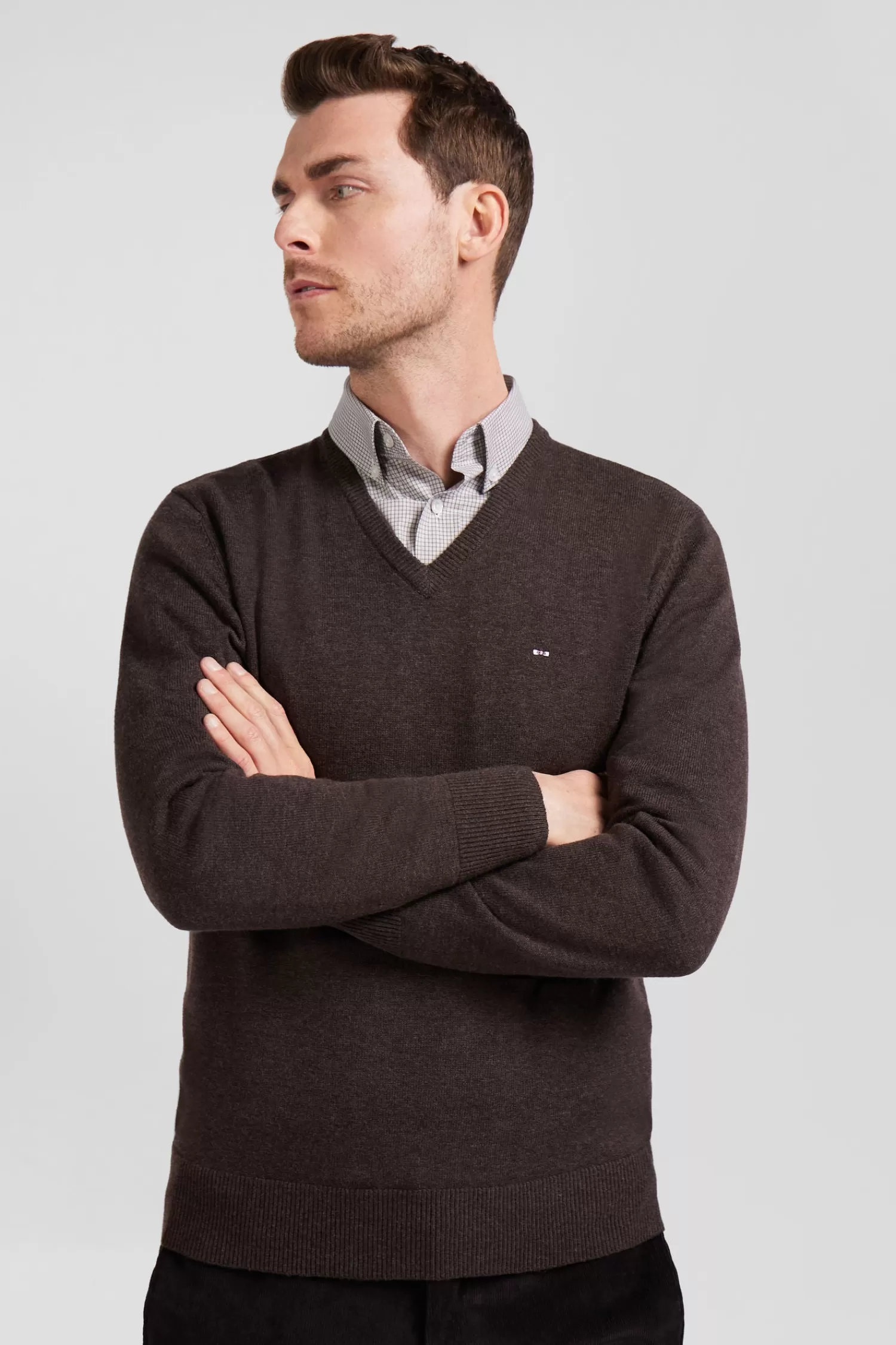 regular_brown_wool_and_cotton_vneck_jumper_with_striped_details_2.webp Eden Park Regular brown wool and cotton V-neck jumper with striped details< Sweaters