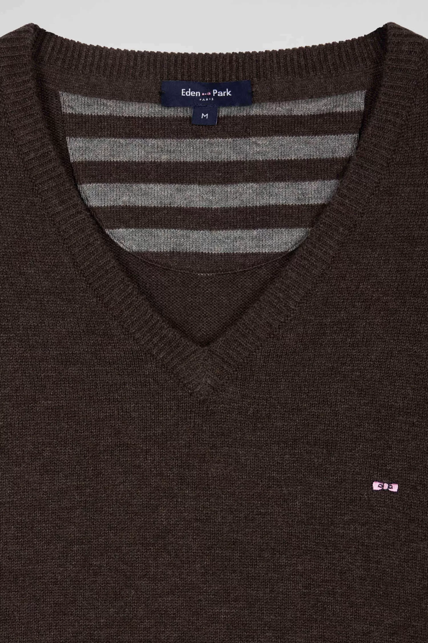 regular_brown_wool_and_cotton_vneck_jumper_with_striped_details_6.webp Eden Park Regular brown wool and cotton V-neck jumper with striped details< Sweaters