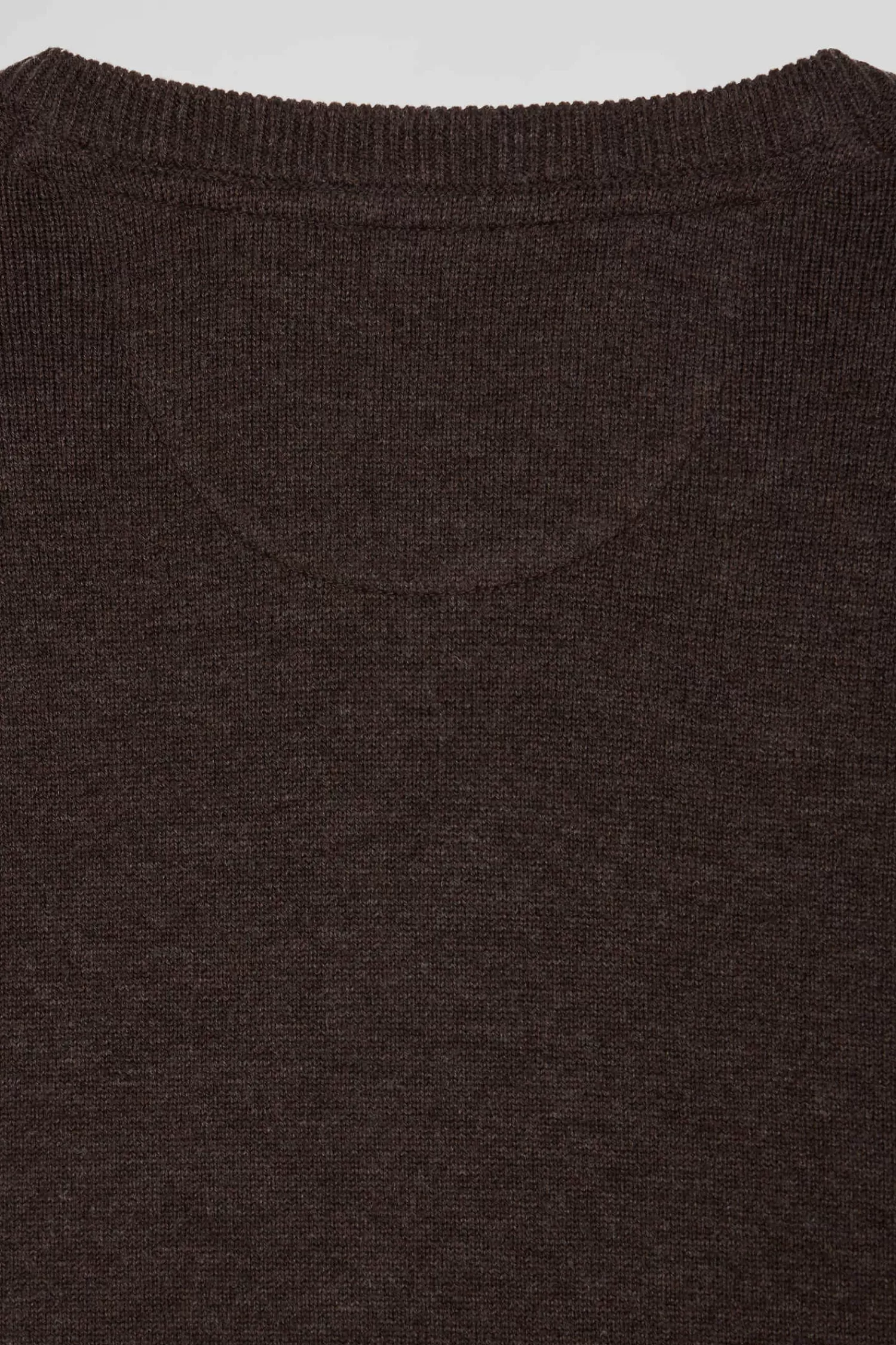 regular_brown_wool_and_cotton_vneck_jumper_with_striped_details_8.webp Eden Park Regular brown wool and cotton V-neck jumper with striped details< Sweaters