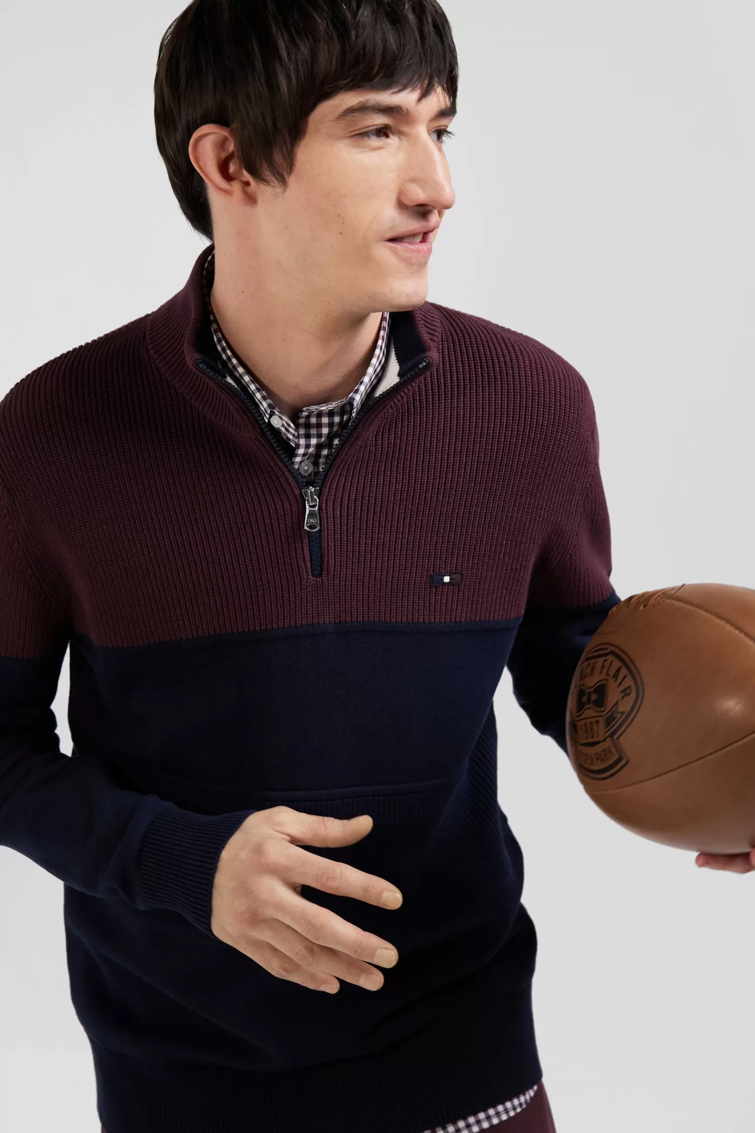regular_burgundy_cotton_semizipped_jumper_with_knit_patterns_2.webp Eden Park Regular burgundy cotton semi-zipped jumper with knit patterns< Sweaters