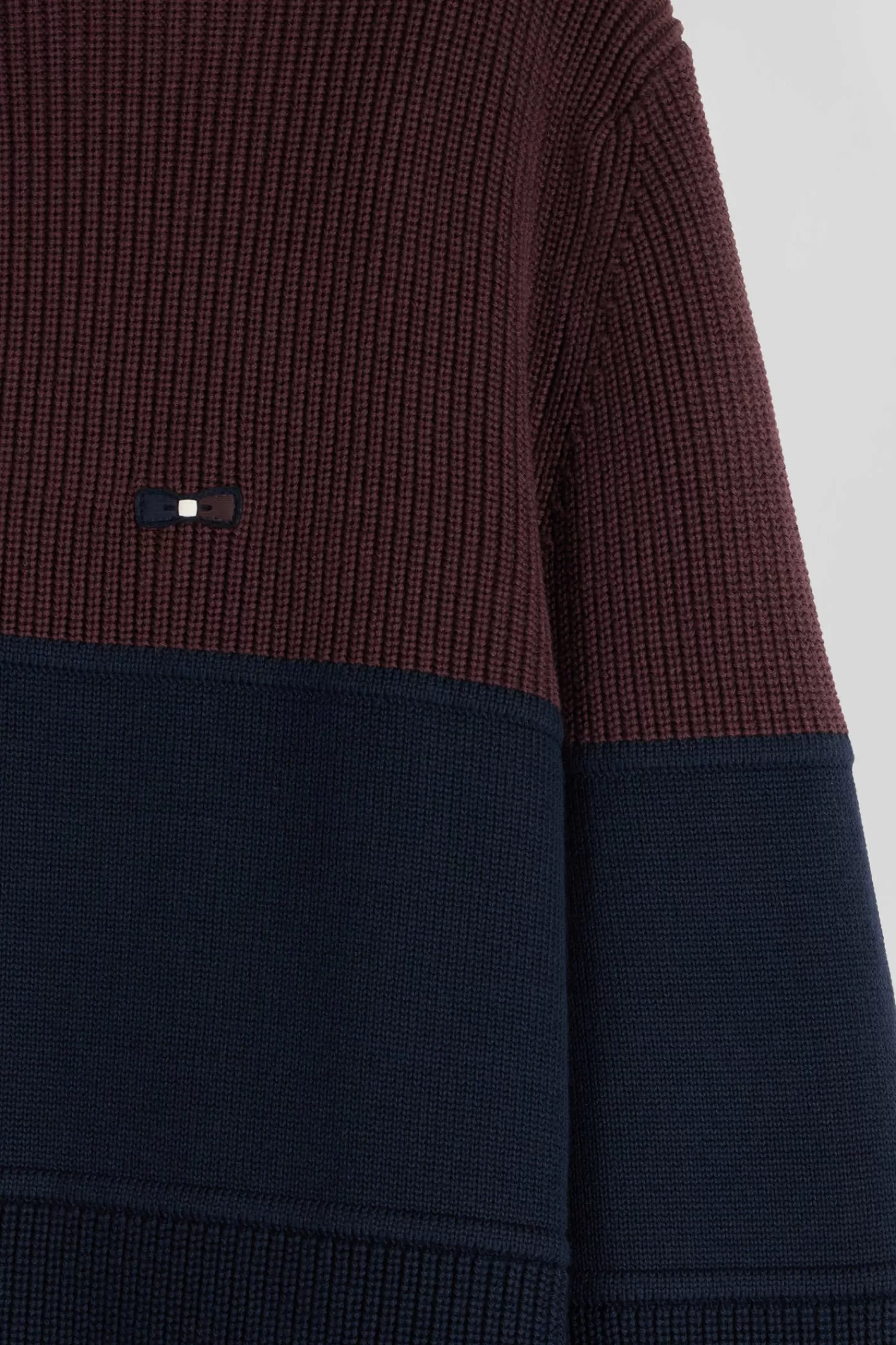 regular_burgundy_cotton_semizipped_jumper_with_knit_patterns_7.webp Eden Park Regular burgundy cotton semi-zipped jumper with knit patterns< Sweaters