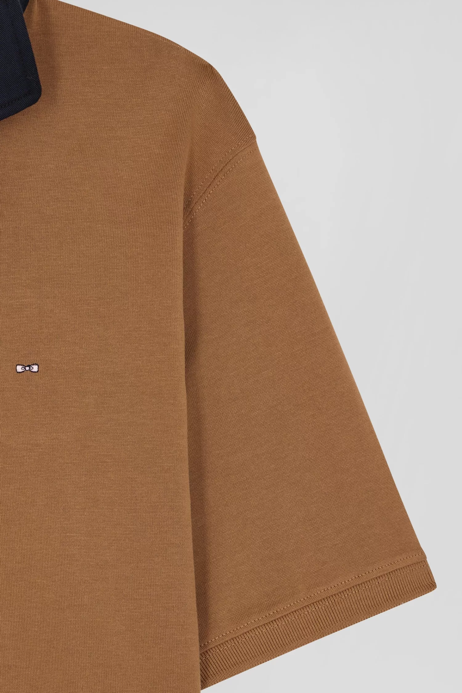 regular_camel_cotton_rugby_shirt_with_contrasted_collar_4.webp Eden Park Regular camel cotton rugby shirt with contrasted collar< Rugby Shirts