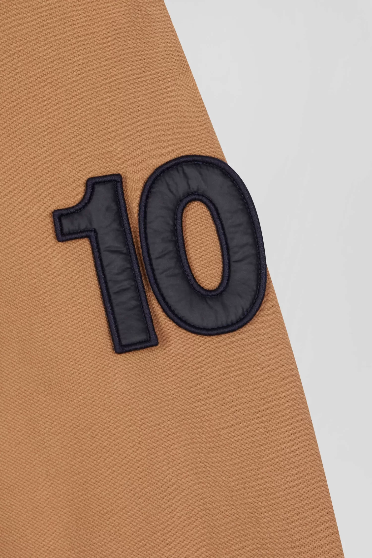 Eden Park Regular camel long-sleeved cotton piqué polo shirt with padded embroidery< Polos