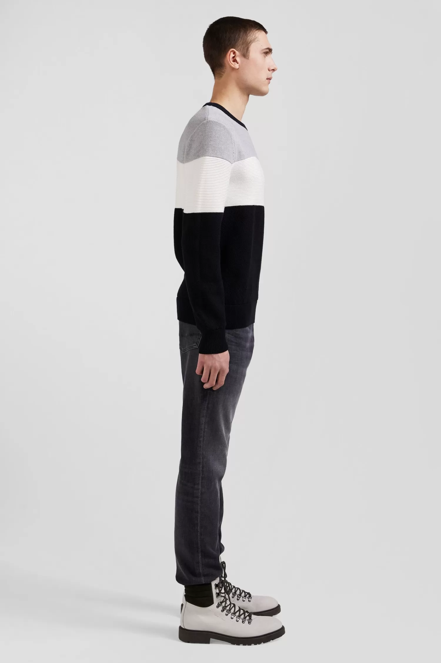 regular_grey_and_white_cotton_crew_neck_jumper_with_knit_patterns_4.webp Eden Park Regular grey and white cotton crew neck jumper with knit patterns< Sweaters