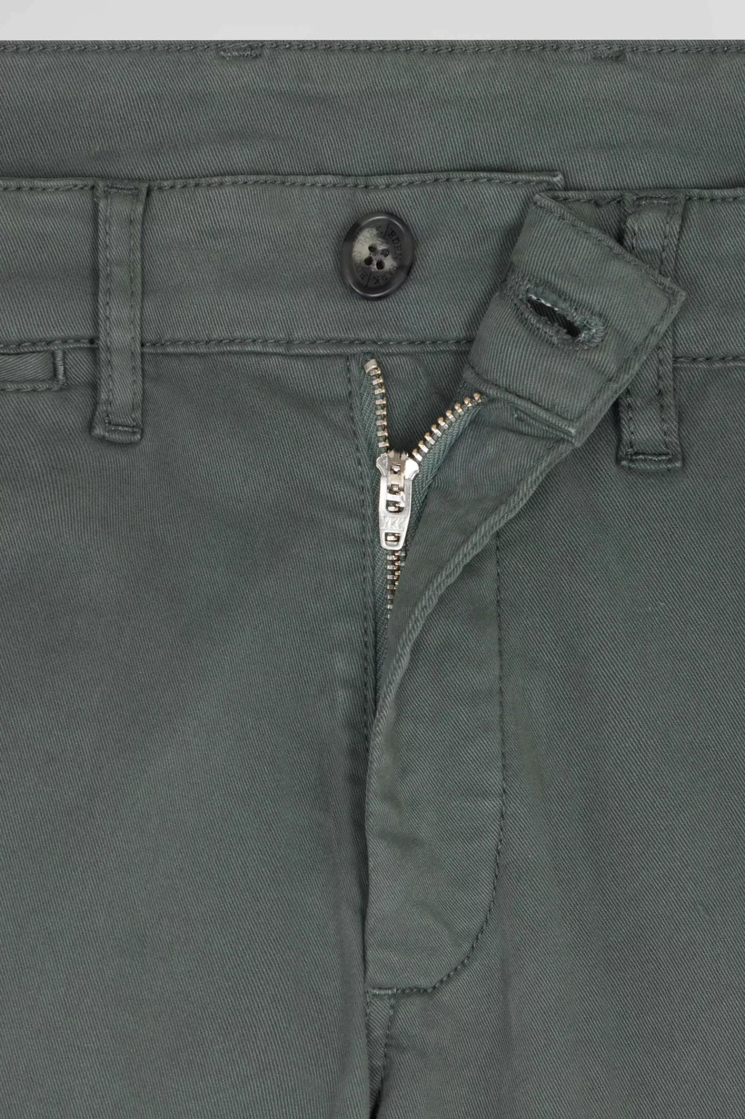 regular_grey_chino_trousers_in_stretch_cotton_gabardine_6.webp Eden Park Regular grey chino trousers in stretch cotton gabardine< Pants