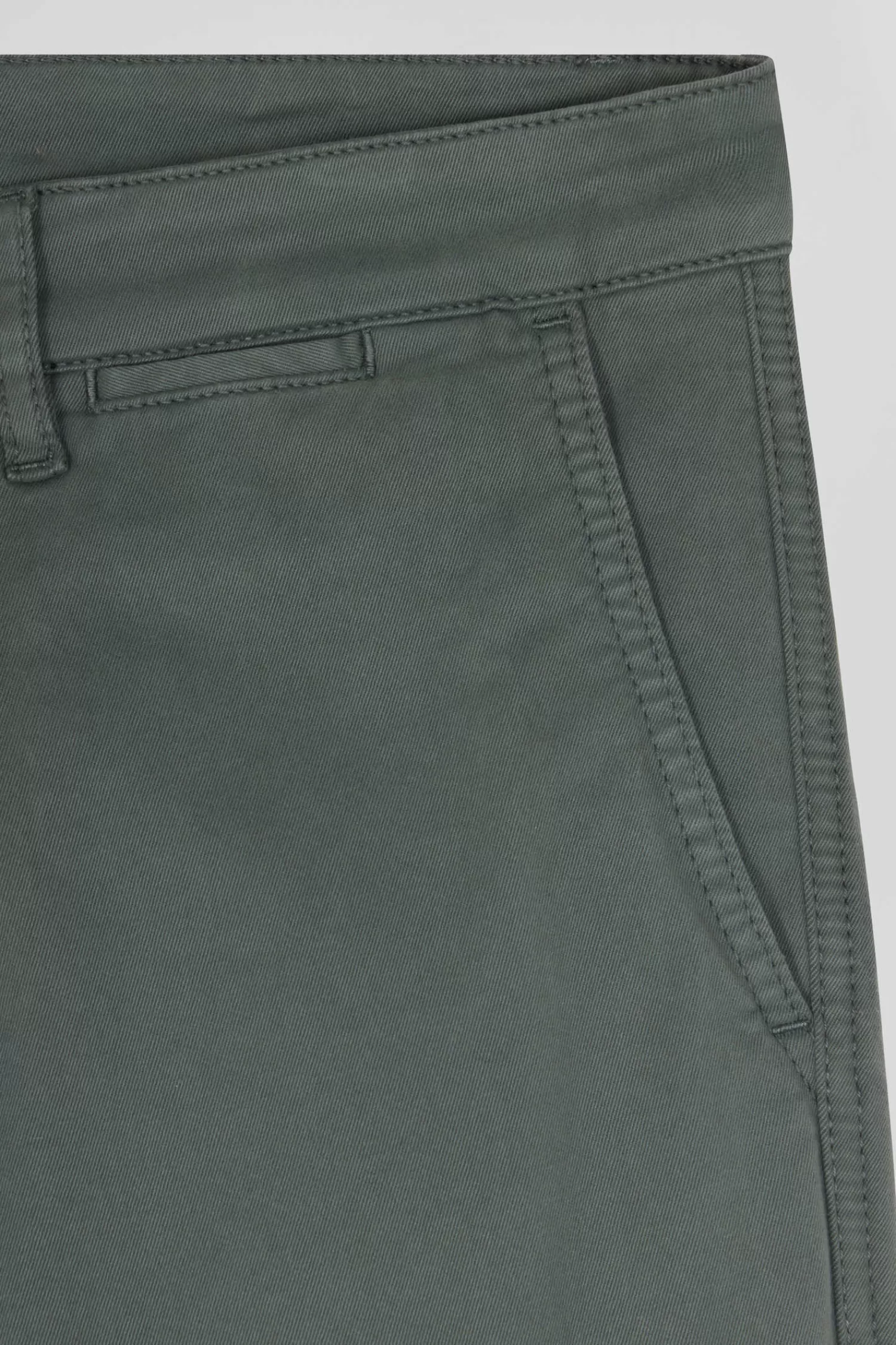 regular_grey_chino_trousers_in_stretch_cotton_gabardine_7.webp Eden Park Regular grey chino trousers in stretch cotton gabardine< Pants
