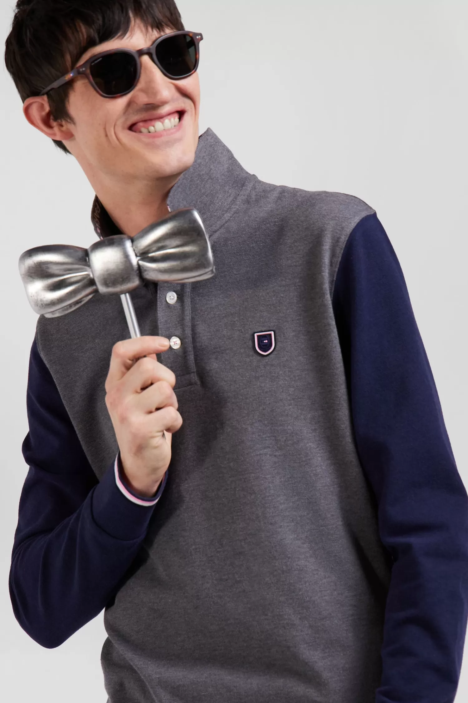 regular_grey_longsleeved_cotton_piqu_polo_shirt_with_jacquard_collar_and_rubber_badge_2.webp Eden Park Regular grey long-sleeved cotton piqué polo shirt with jacquard collar and rubber badge< Polos
