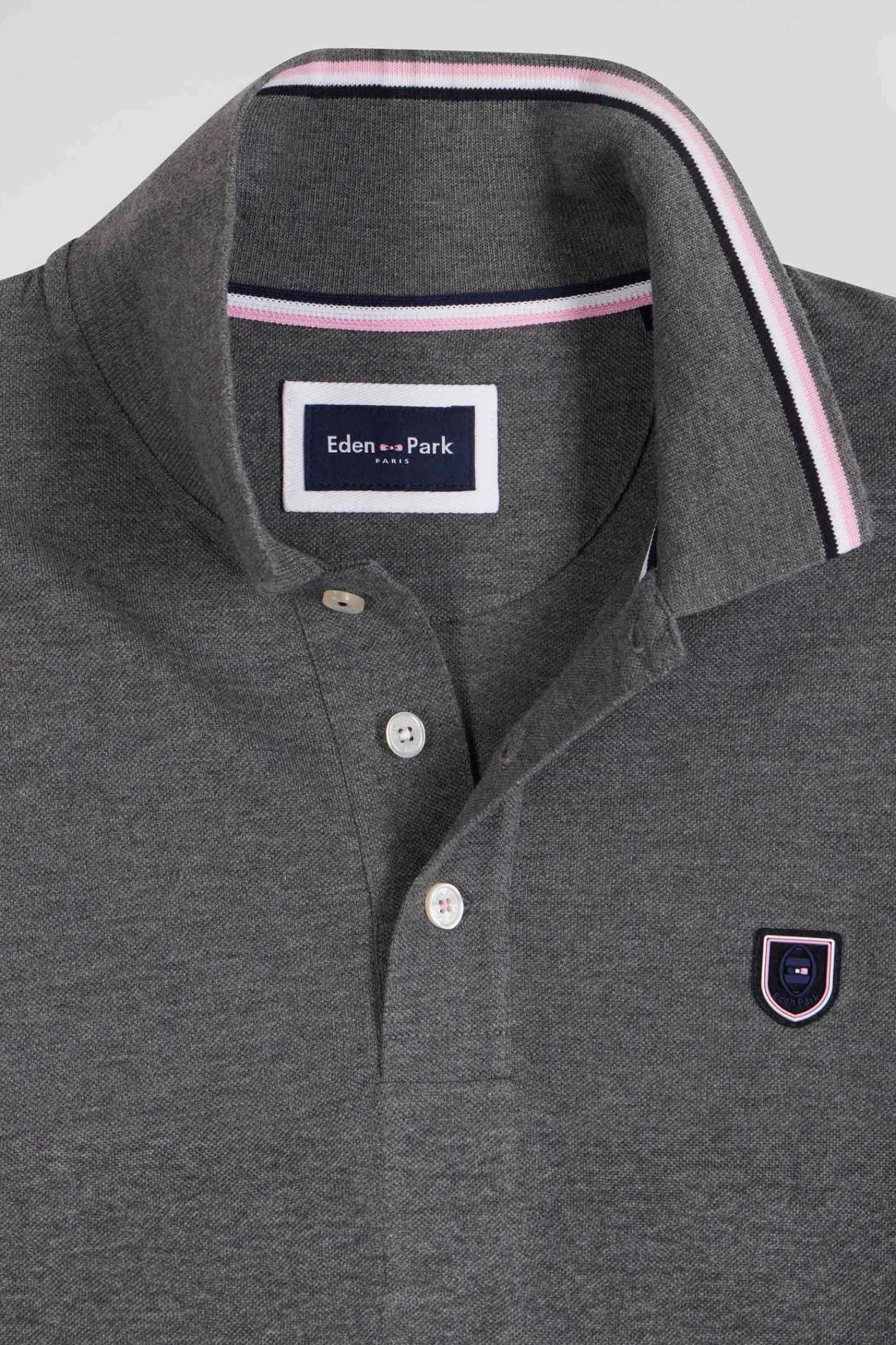 regular_grey_longsleeved_cotton_piqu_polo_shirt_with_jacquard_collar_and_rubber_badge_6.webp Eden Park Regular grey long-sleeved cotton piqué polo shirt with jacquard collar and rubber badge< Polos