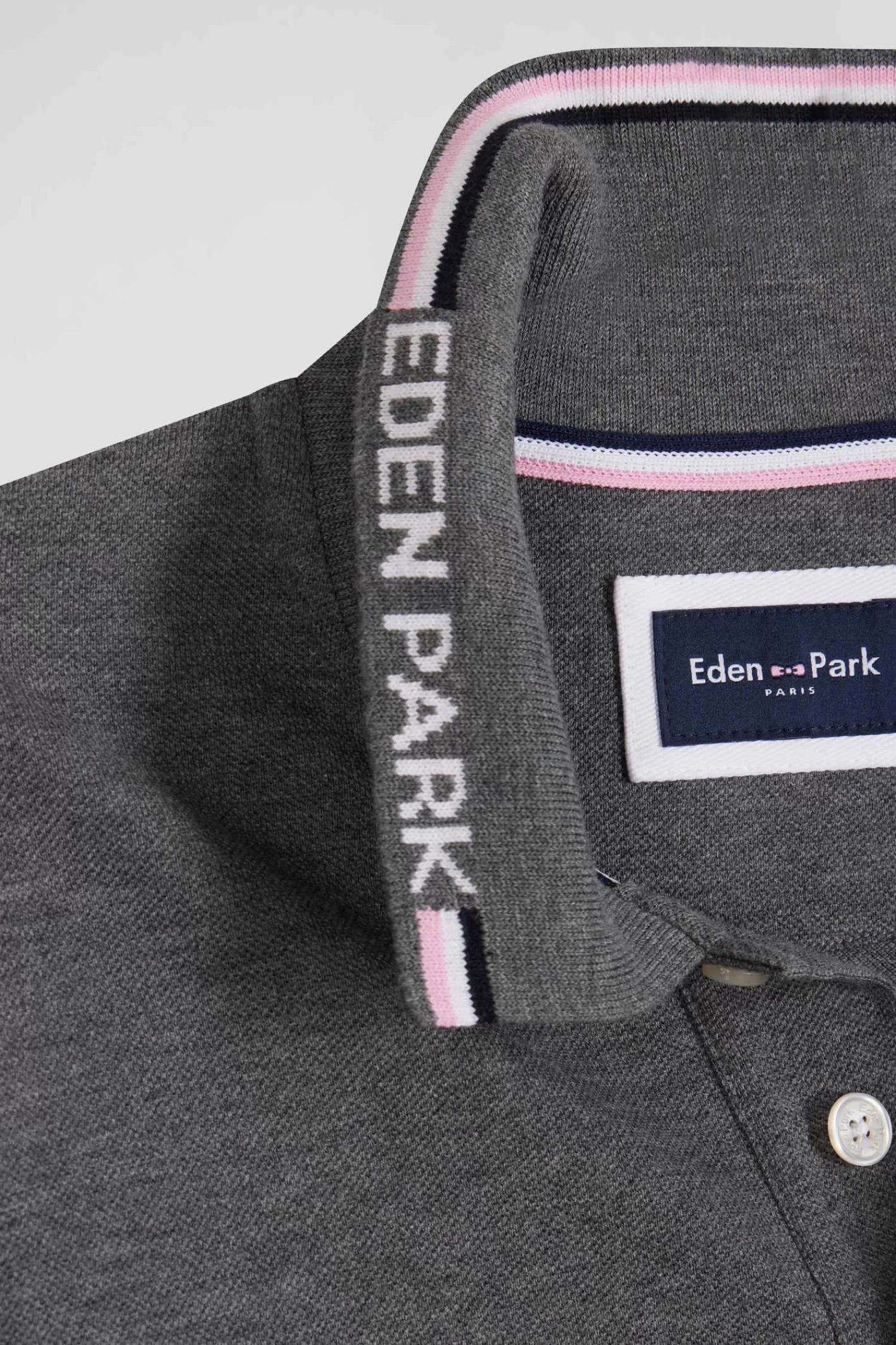 regular_grey_longsleeved_cotton_piqu_polo_shirt_with_jacquard_collar_and_rubber_badge_8.webp Eden Park Regular grey long-sleeved cotton piqué polo shirt with jacquard collar and rubber badge< Polos