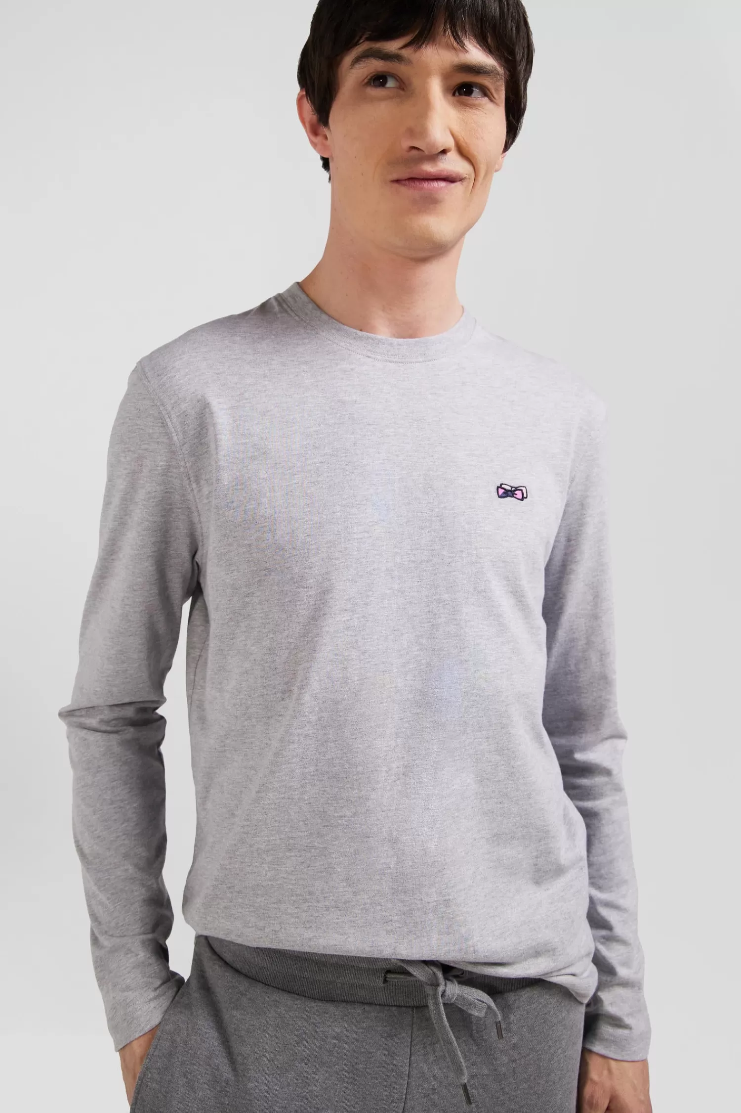 regular_grey_longsleeved_cotton_tshirt_with_striped_bow_tie_embroidery_2.webp Eden Park Regular grey long-sleeved cotton T-shirt with striped bow tie embroidery< T-shirts