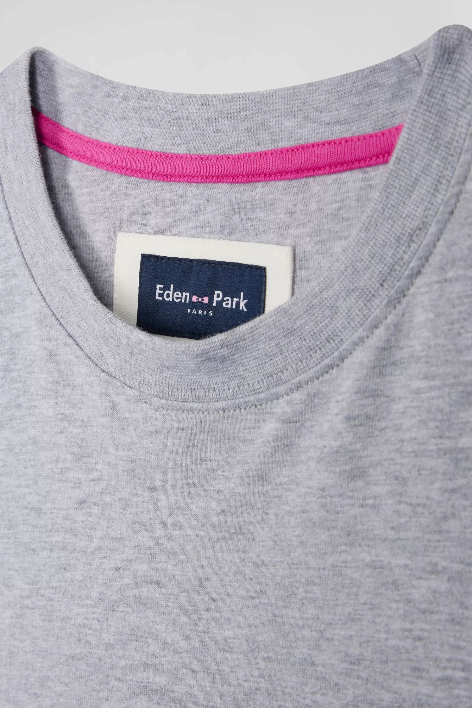 regular_grey_longsleeved_cotton_tshirt_with_striped_bow_tie_embroidery_7.webp Eden Park Regular grey long-sleeved cotton T-shirt with striped bow tie embroidery< T-shirts