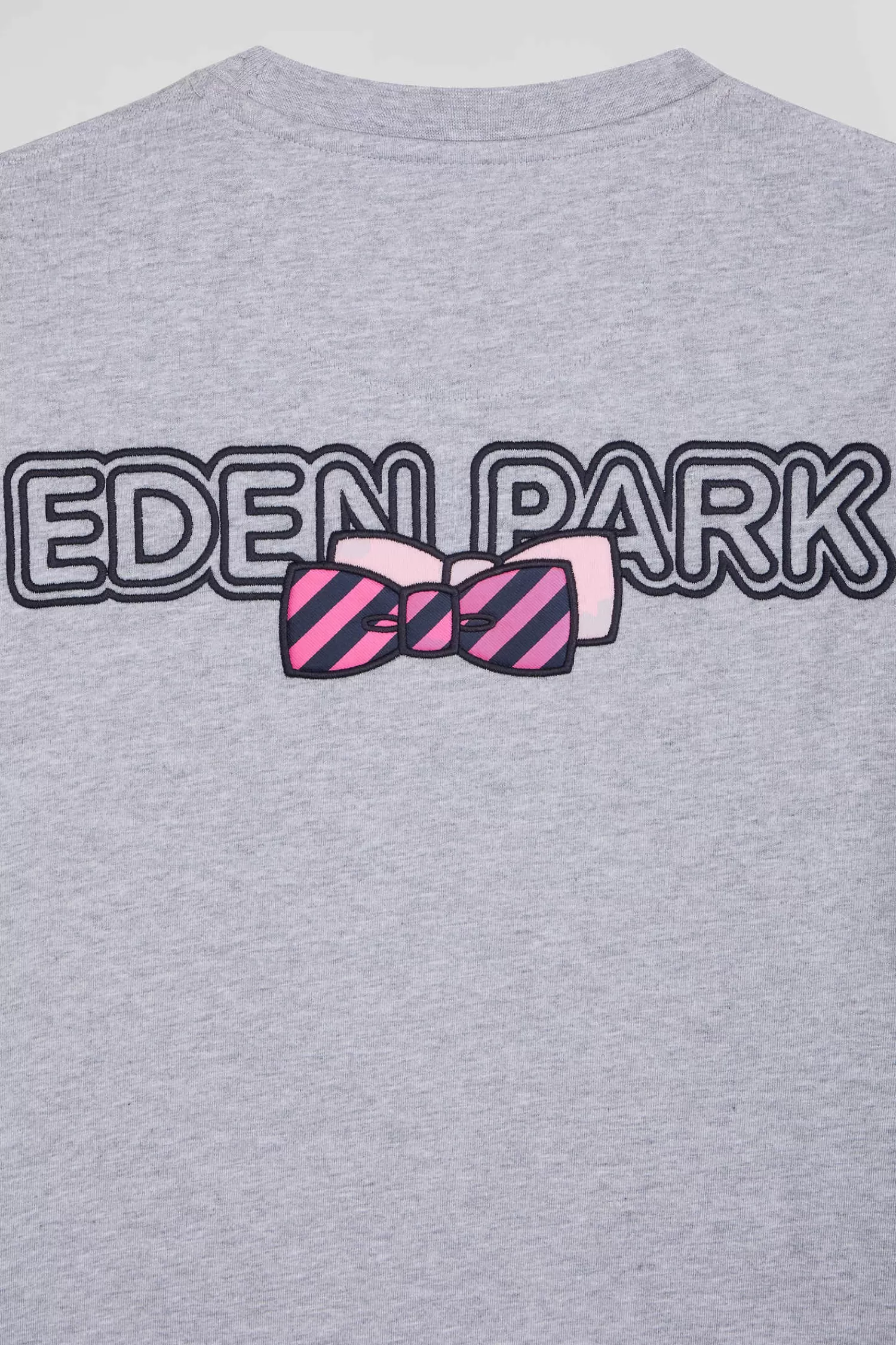 regular_grey_longsleeved_cotton_tshirt_with_striped_bow_tie_embroidery_8.webp Eden Park Regular grey long-sleeved cotton T-shirt with striped bow tie embroidery< T-shirts